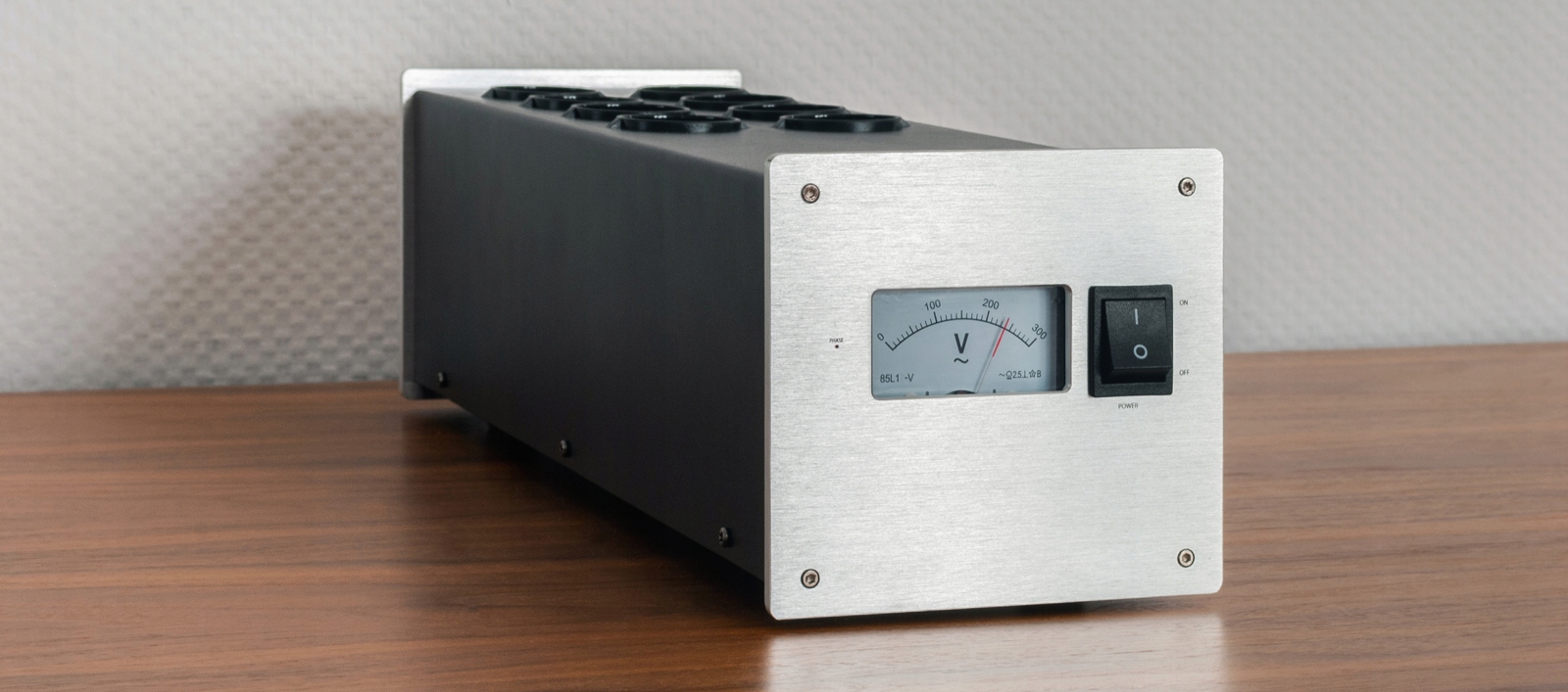 LISTWA ZASILAJĄCA 8 GNIAZD KONDYCJONER FILTR TAGA HARMONY PF-1000DC SREBRNA Stan opakowania oryginalne