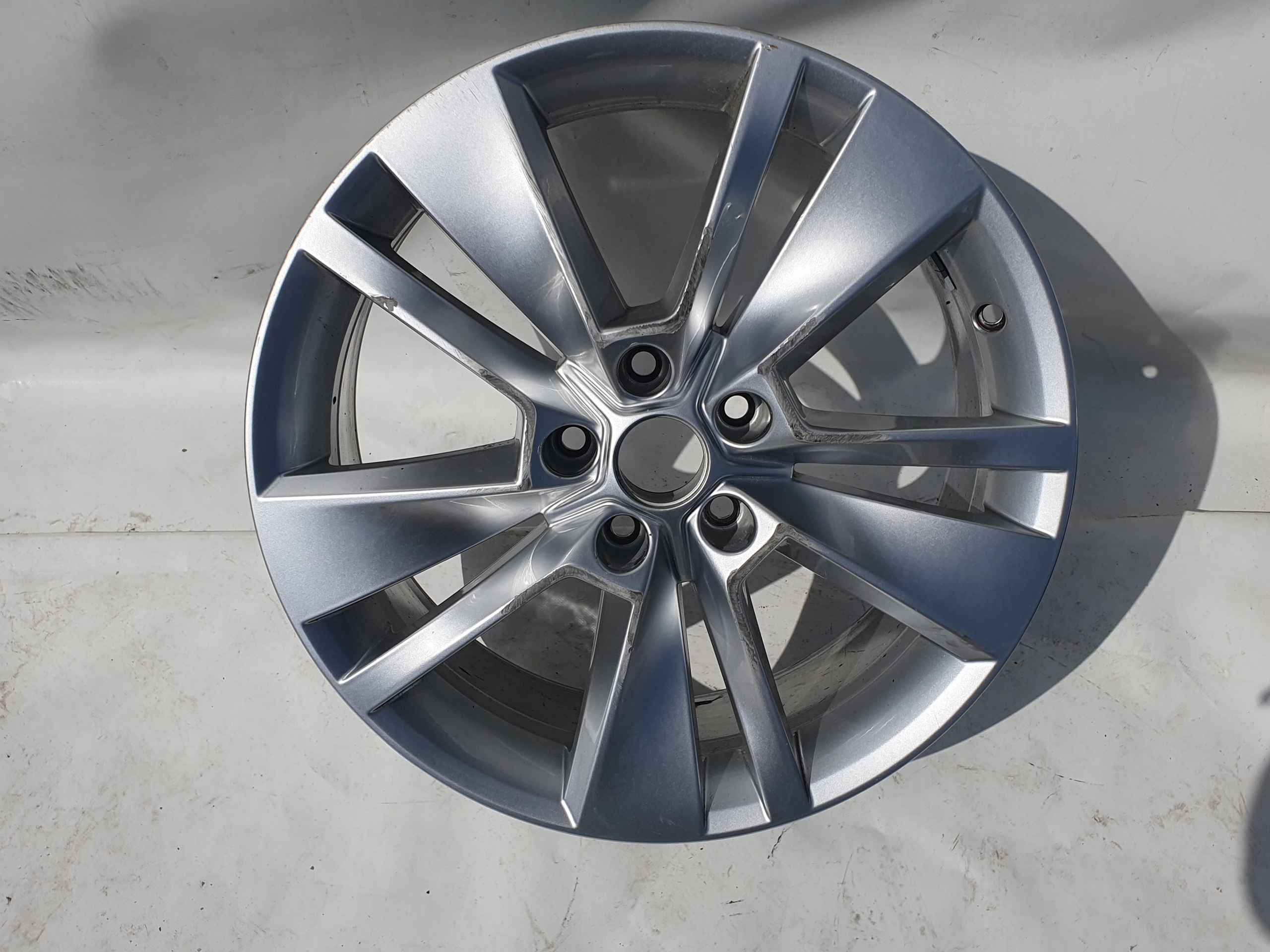 FELGA SKODA KODIAQ KAROQ 565 565601025C 7 x 18 et43