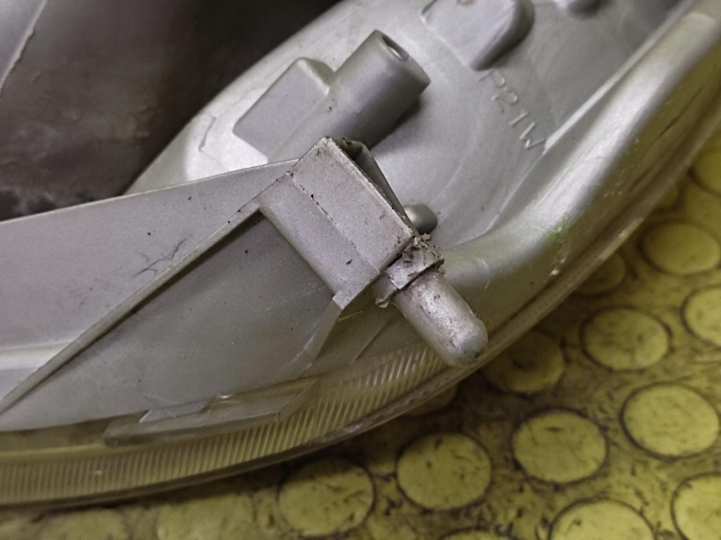 TOYOTA YARIS and REFLEKTOR light right front 89006861