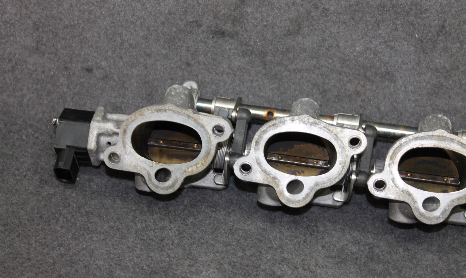 BMW E60 E63 M5 M6 S85B50A V10 5.0i PRZEPUSTNICE Motore 1-5 7834832