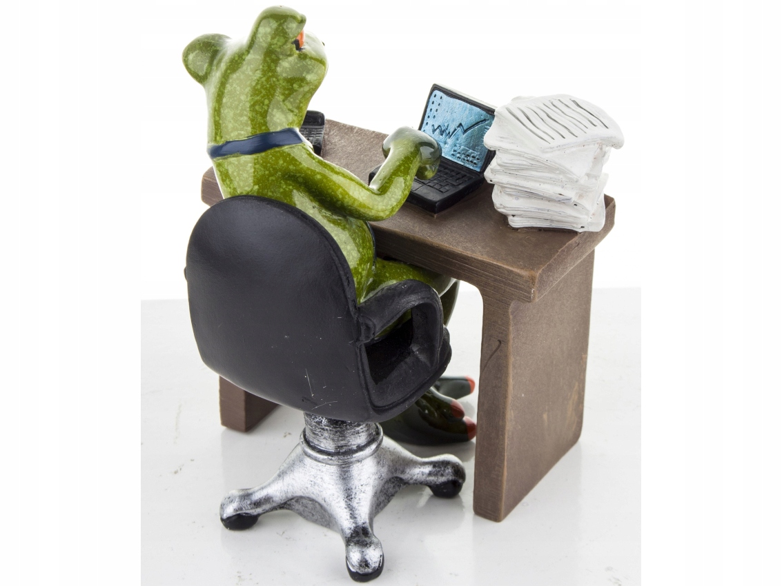 Ozdobna Figurka NA PREZENT - Pan Żaba przy biurku Kod producenta 137233