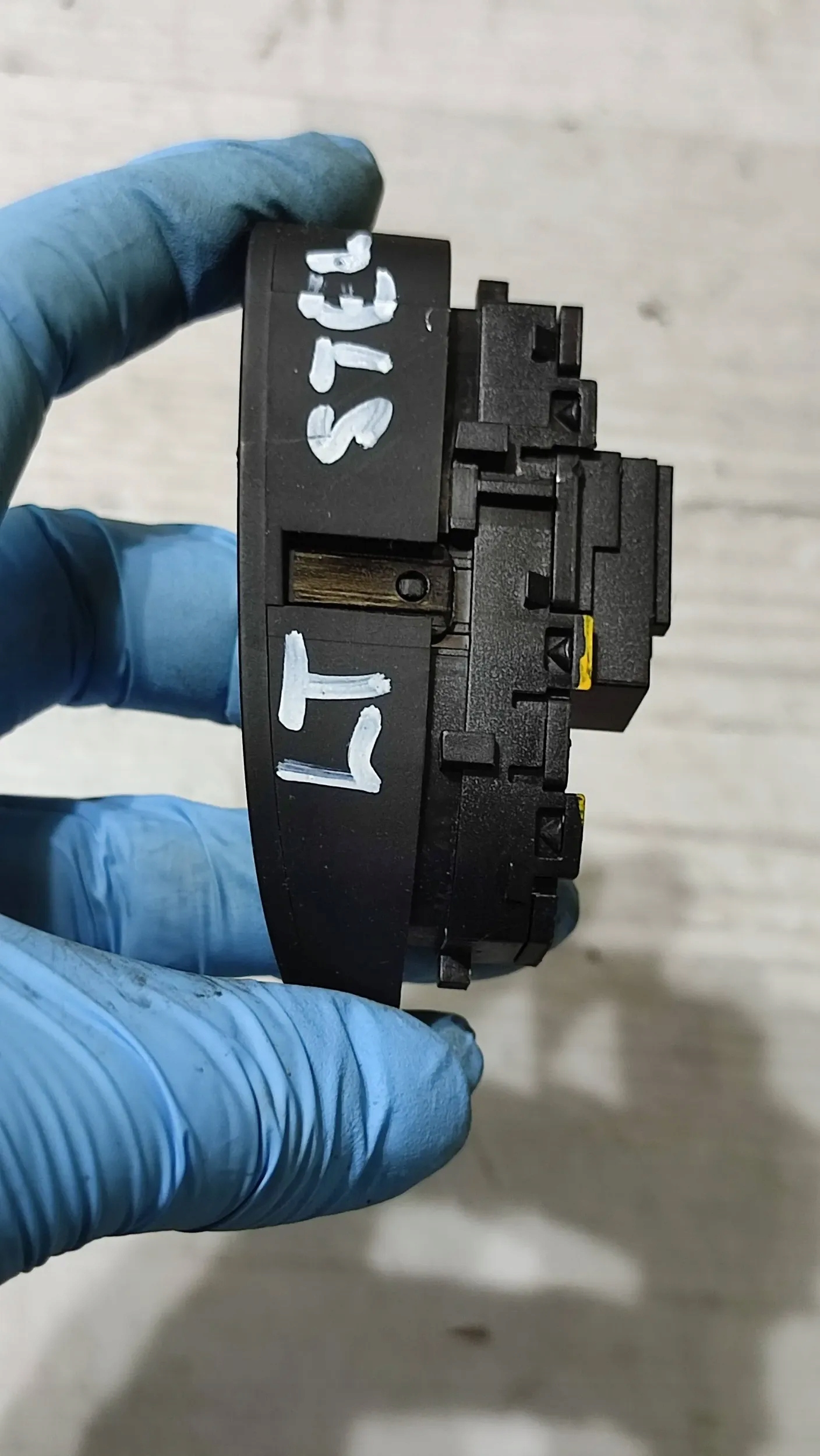 Alfa Romeo Stelvio 2021 button central of a lock