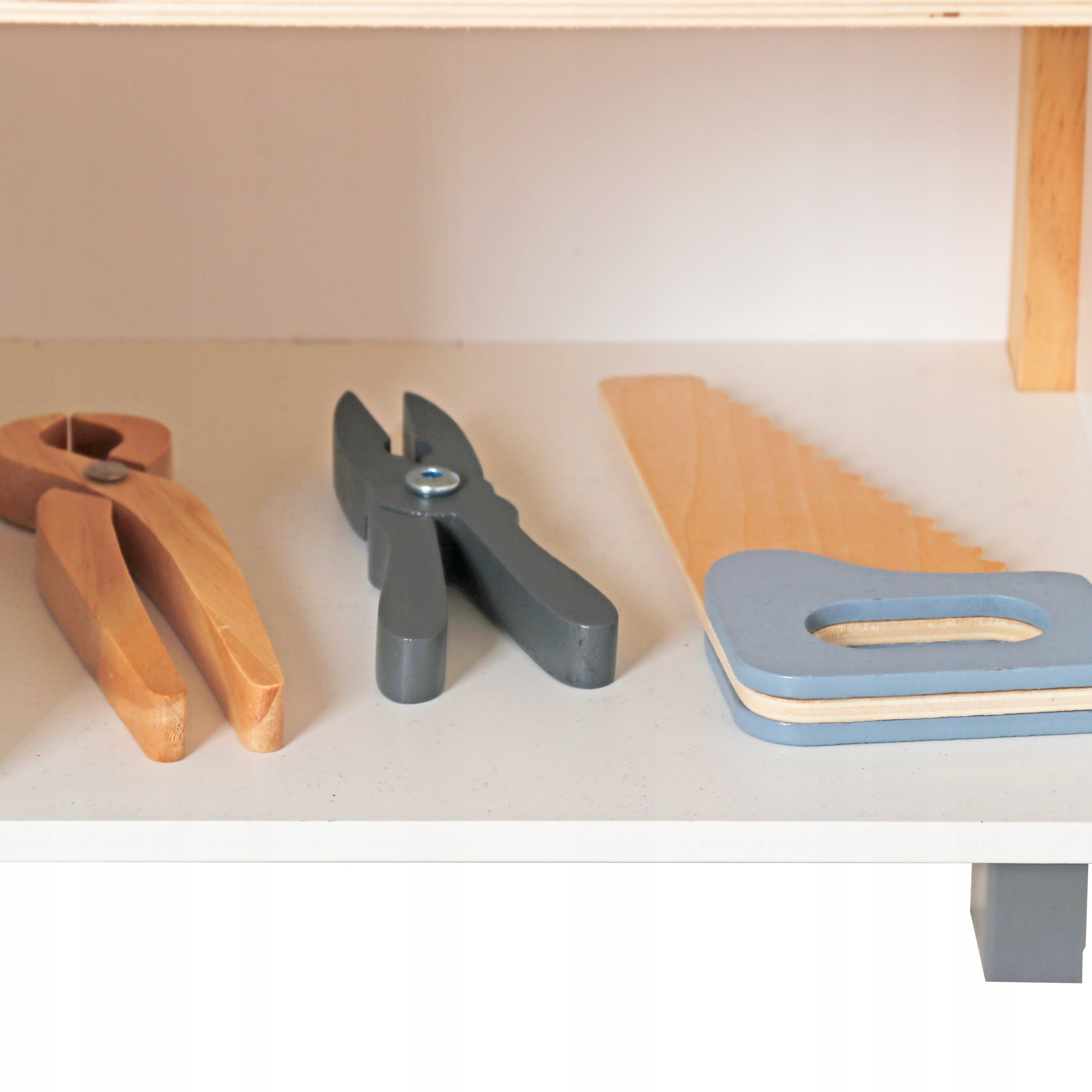 Stolik drewniany warsztat majsterkowicza z narzędziami, skrzynką, tabliczką Wiek dziecka 3 lata +