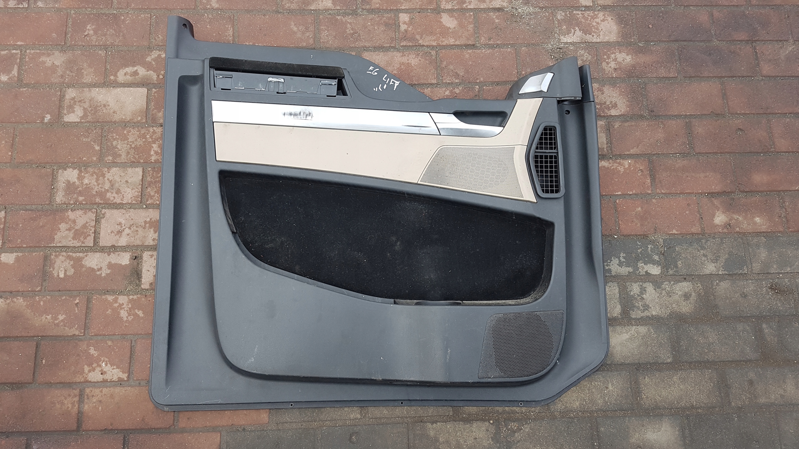 TAPICERKA BOCZEK DRZWI LEWY MAN TGX EURO 6 LIFT