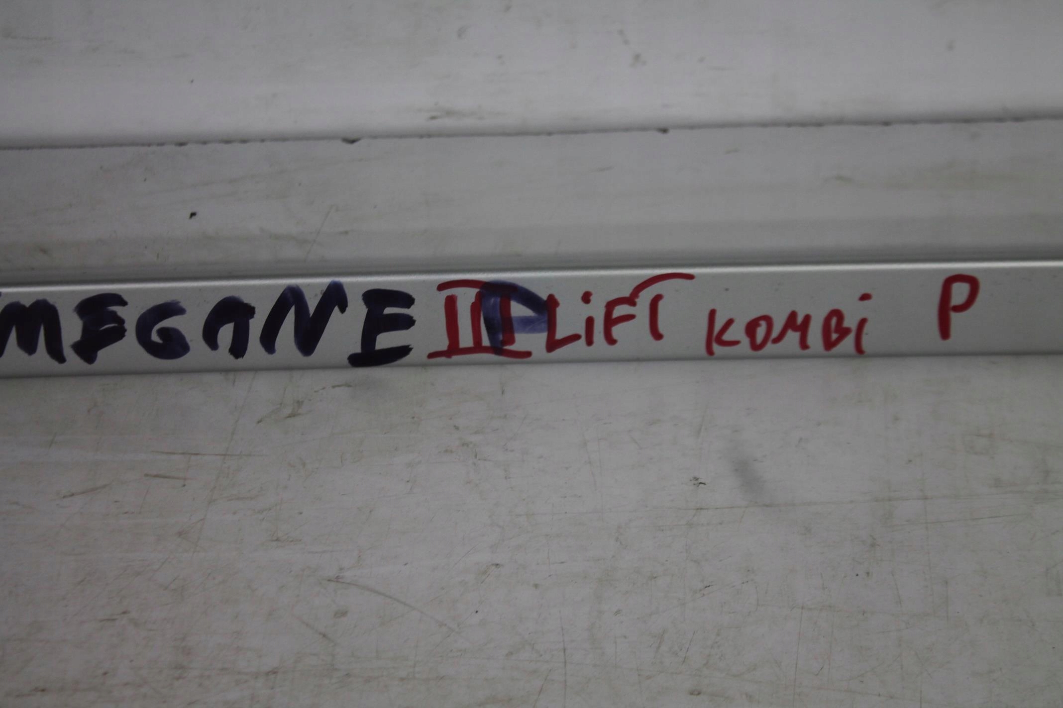 RELING RELINGI DACHOWE KOMPLET MEGANE III KOMBI Part manufacturer Renault original OE