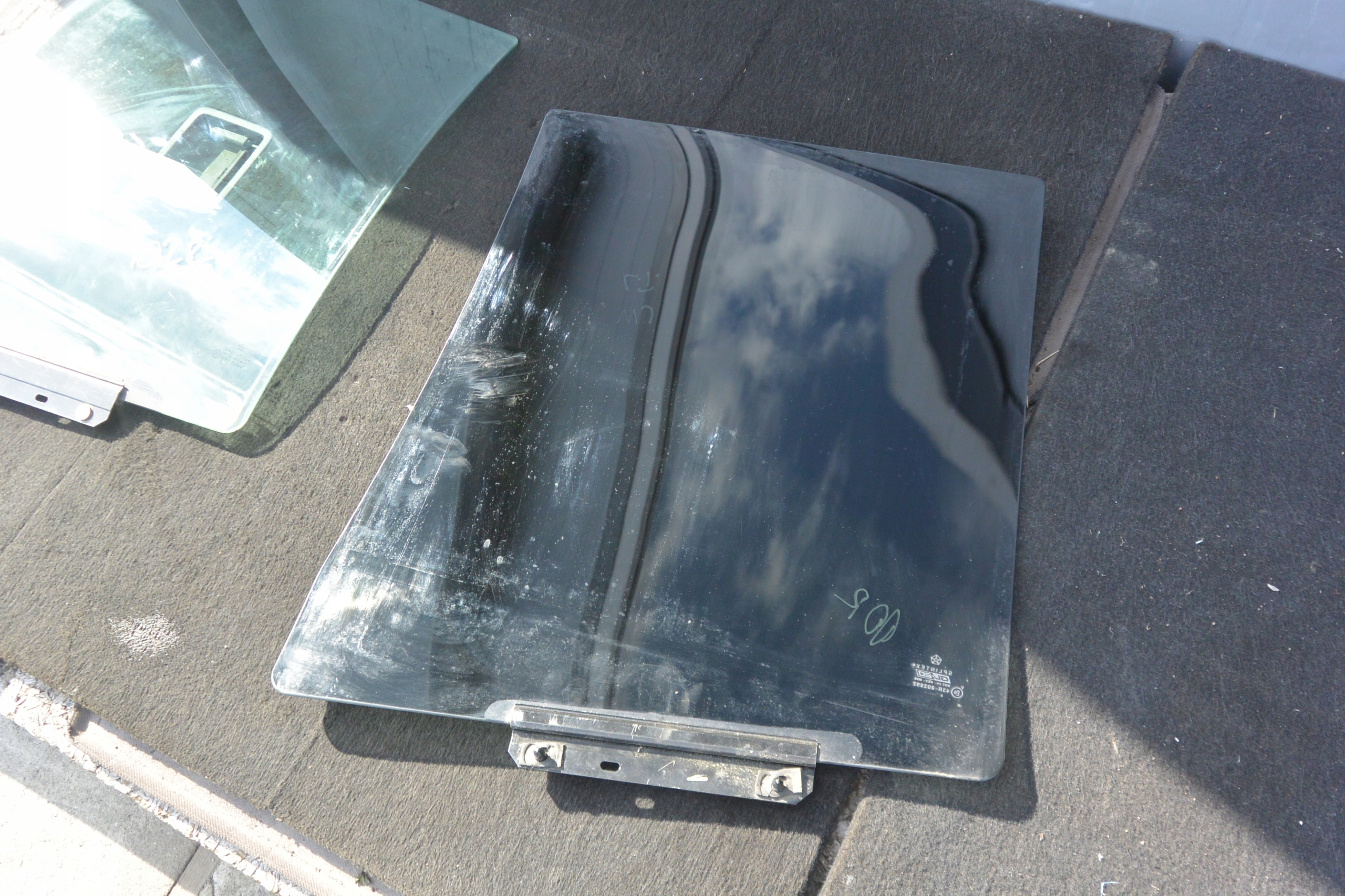 SZYBA DRZWI TYŁ LEWA PRAWA JEEP GRAND CHEROKEE WJ Typ samochodu 4x4/SUV Samochody osobowe