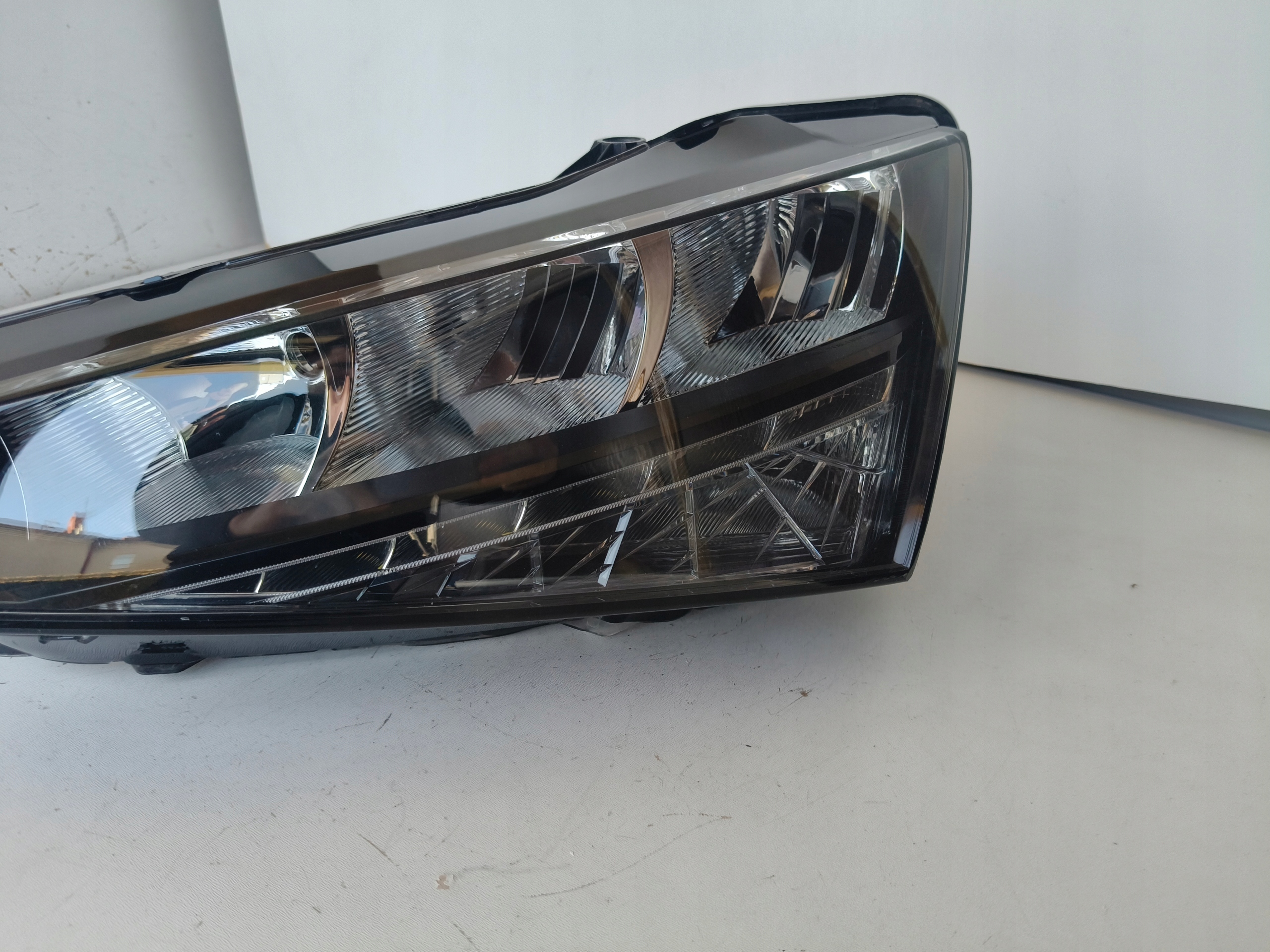 Licht links REFLEKTOR SKODA SCALA 657 18- LED