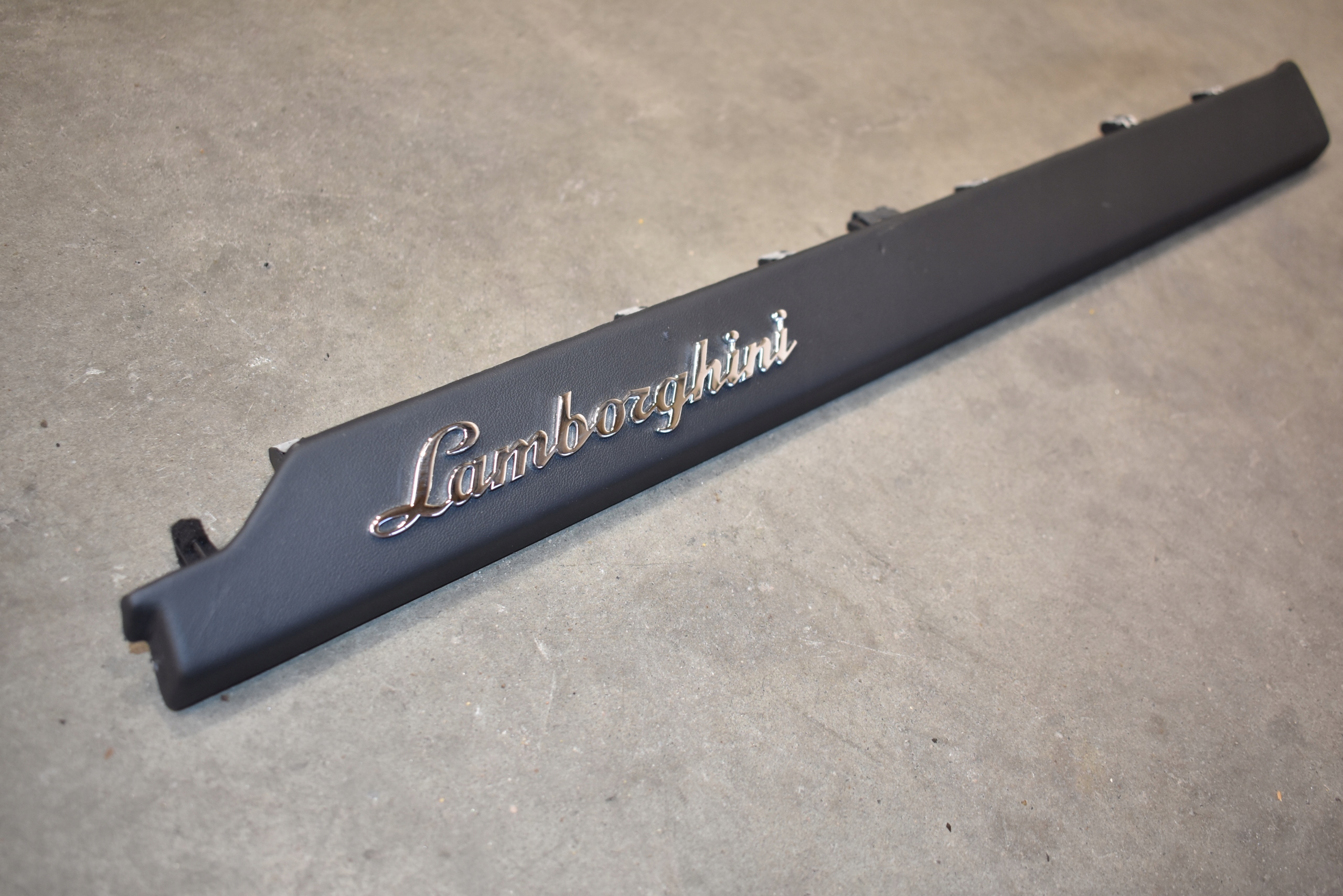 Moulage Console OZDOBNA NAPIS LOGO NAPPA LAMBORGHINI URUS 1