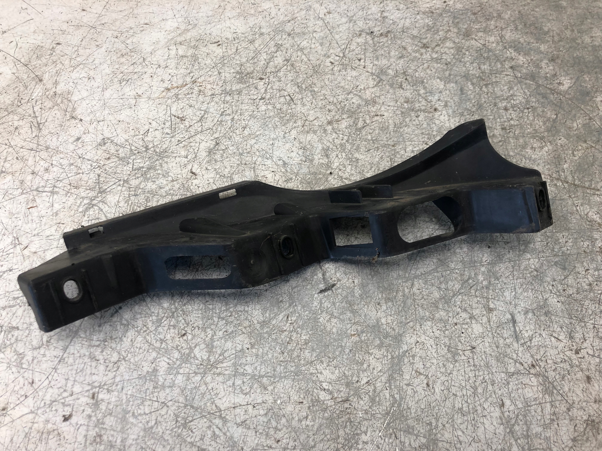 bumper bracket right front VW PASSAT B6 3C0807890
