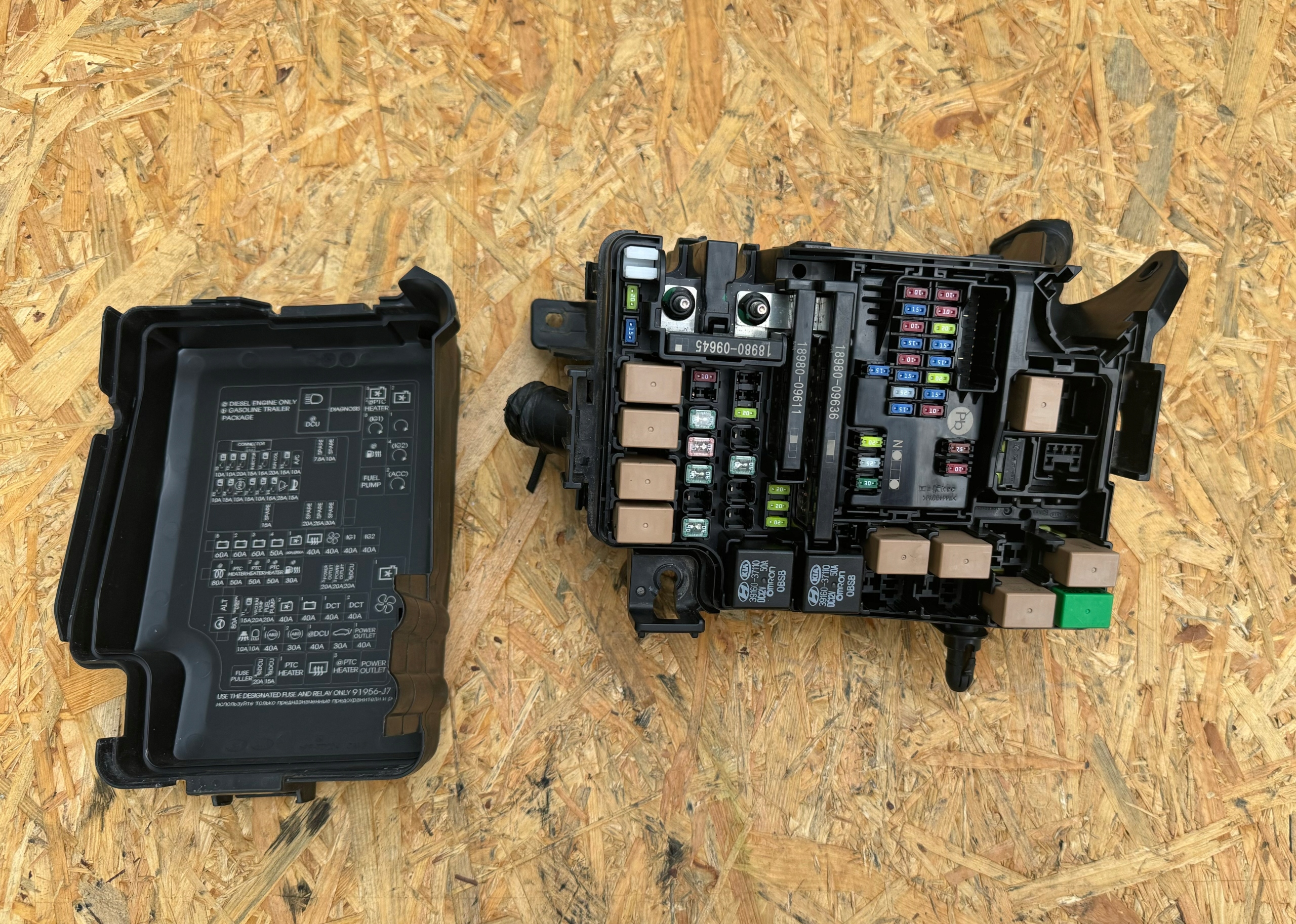 SKRZYNKA BEZPIECZNIKÓW BSI MODUŁ RELAY KIA CEED 3 III 1.6 CRDi 2018-