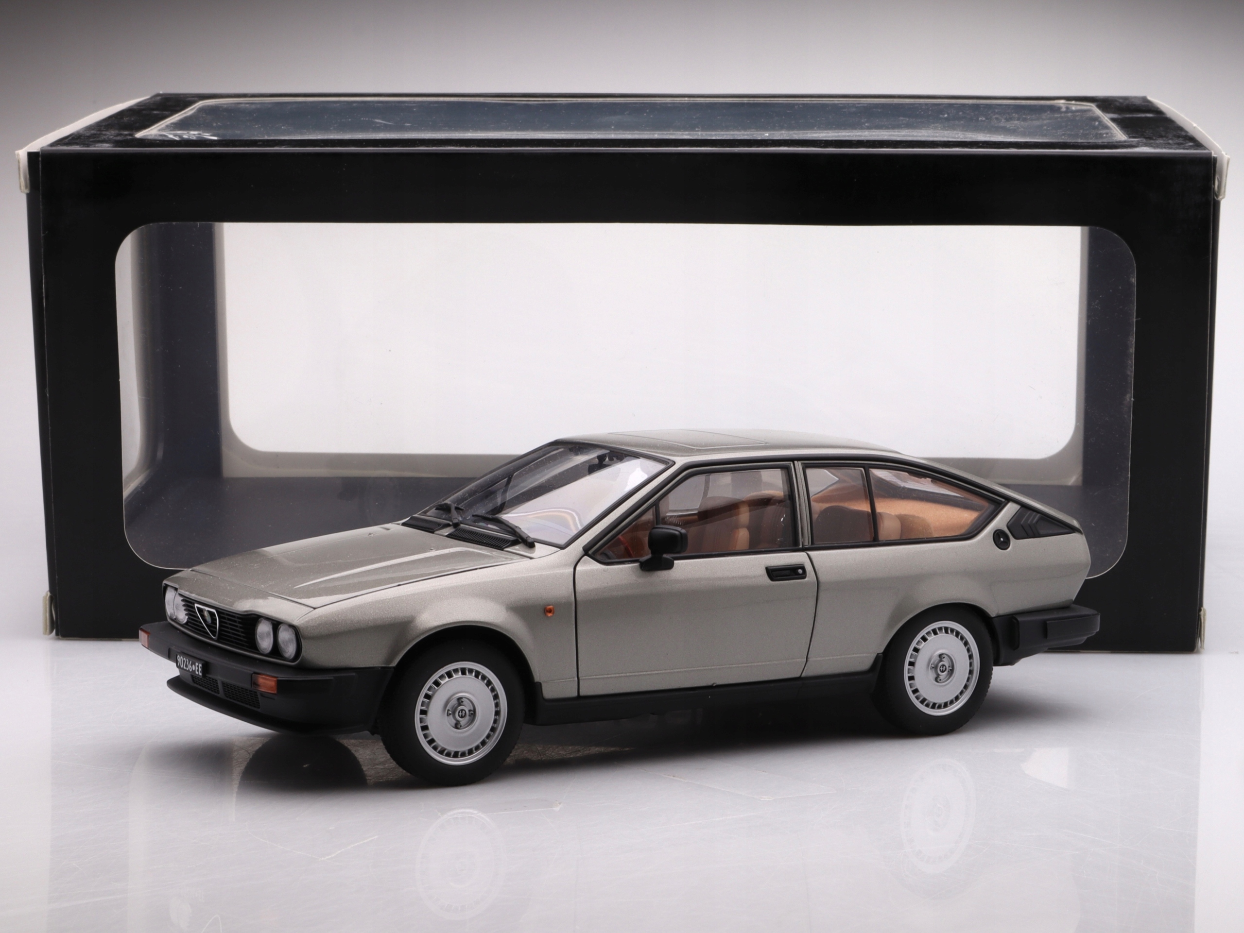 Alfa Romeo "Alfetta" Gtv 2.0 1980, silver grey AUTOart 1:18