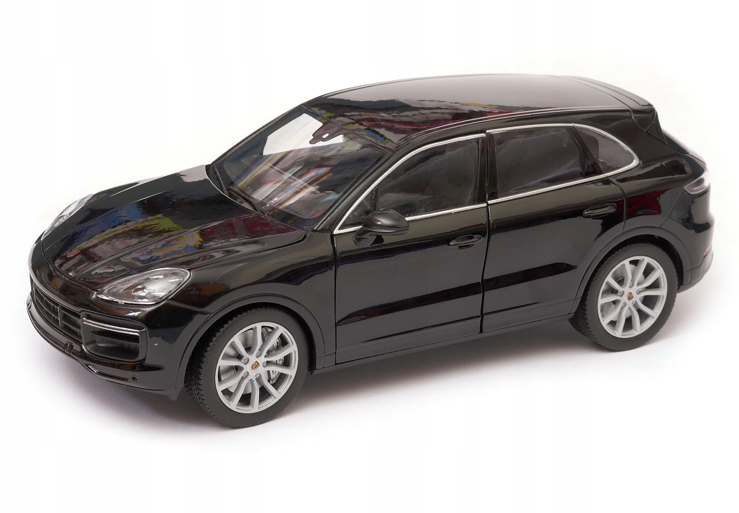 Porsche Cayenne Turbo model 1:24 Welly černá