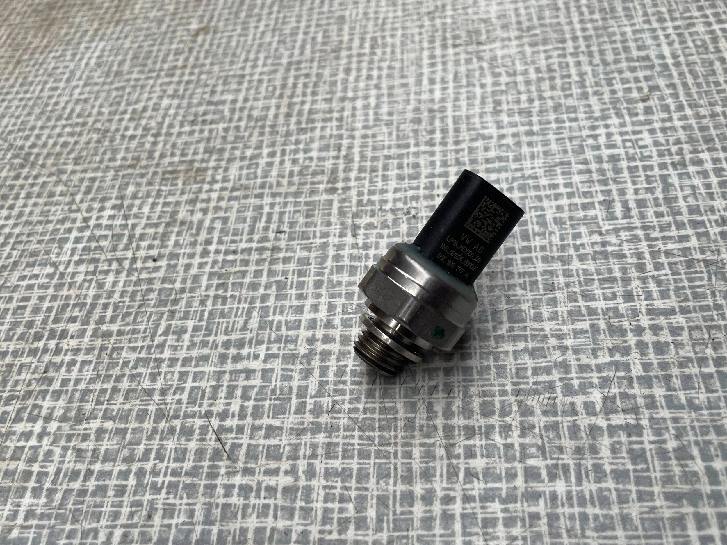 Sensor Druck oil VOLKSWAGEN GOLF VII 05E906277A @A