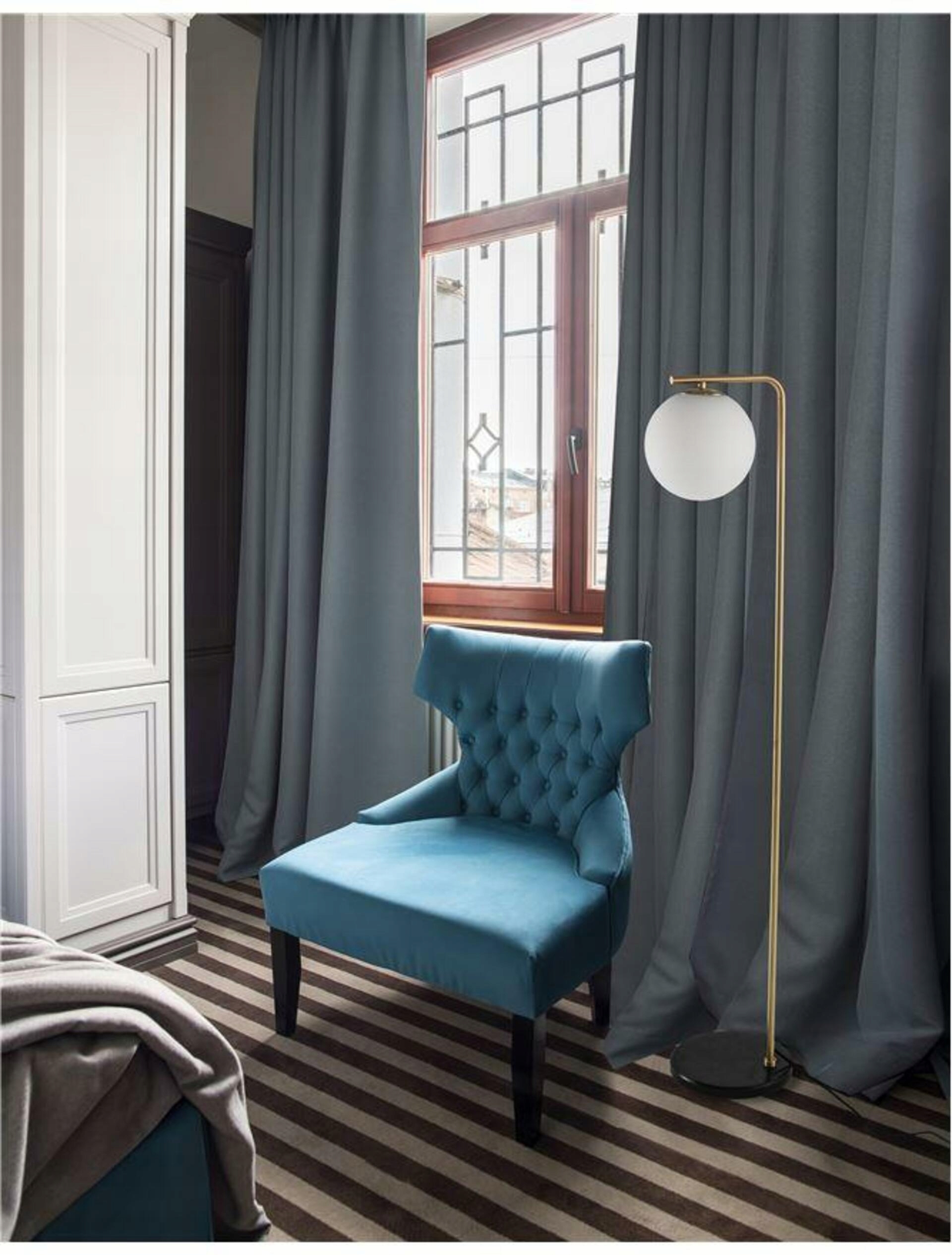 Nova Luce stojaca lampa Alvarez saténový zlatý kov a čierny mramor biele opál