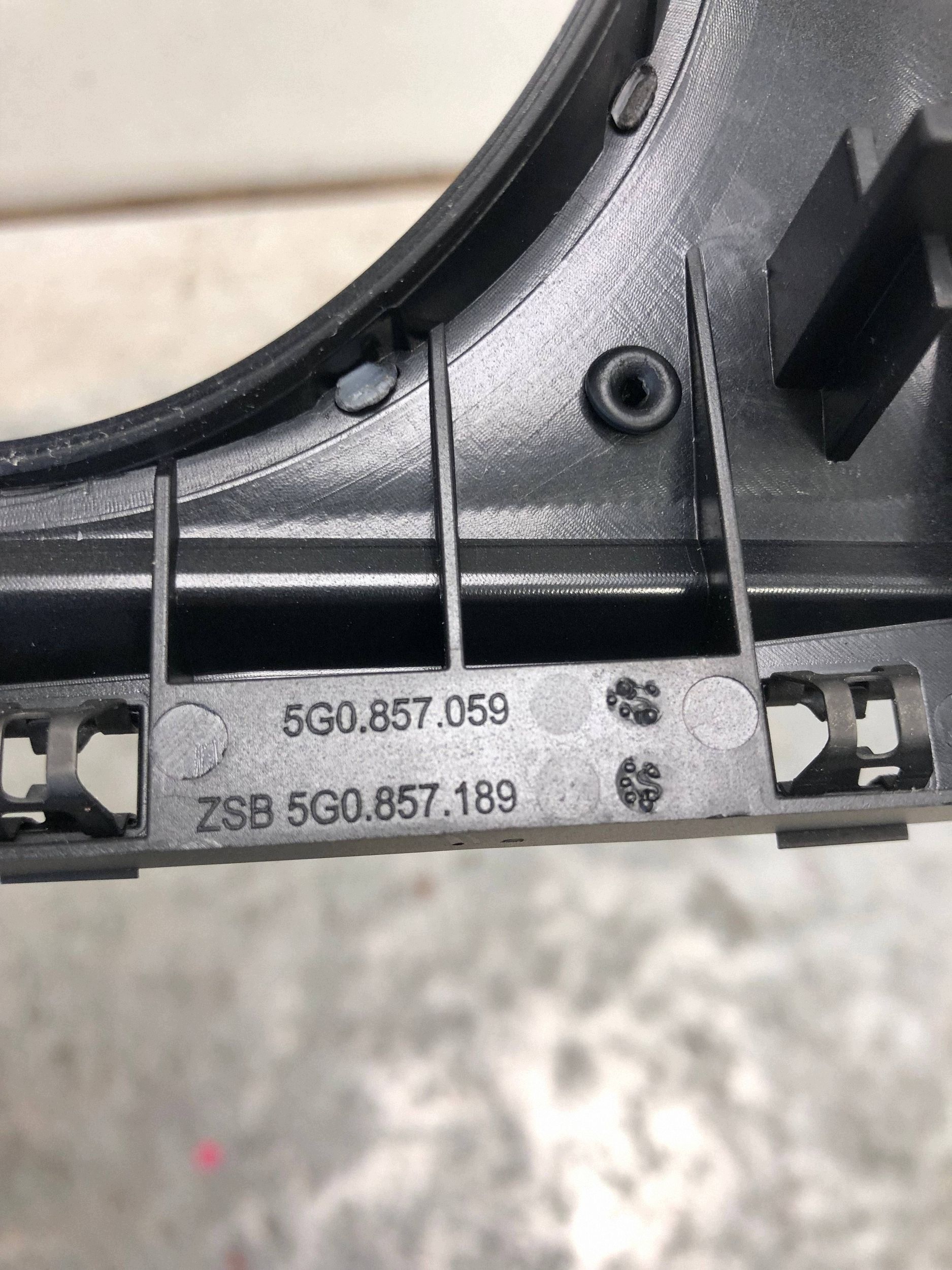 RÁM DEKOR budíku VW GOLF VII LIFT 5G0857059