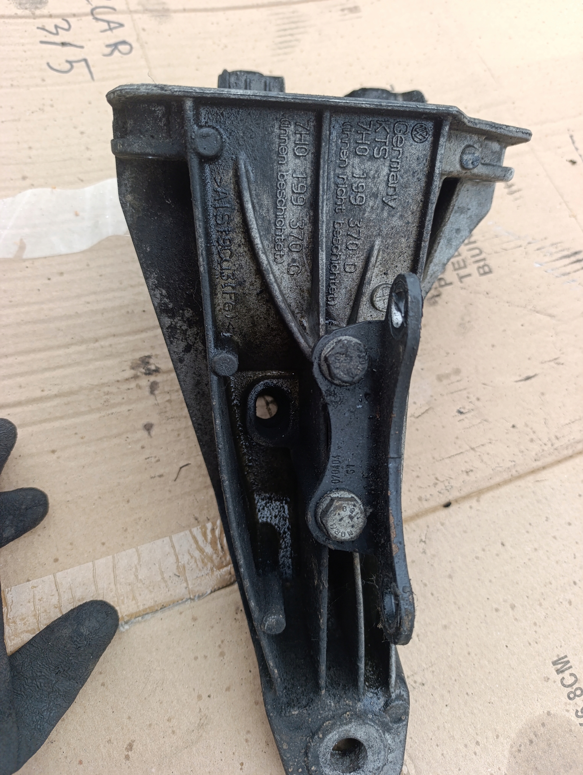 VW T5 2.5 TDI engine mount rear part AXD AXE 7H0199370G 7H0199370D 4X4 4MOTION