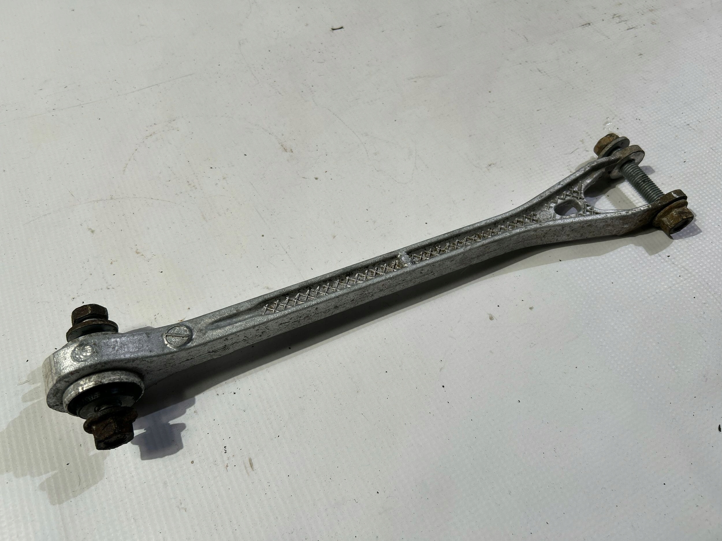 arm rear part rear left right Dodge Challenger 2015