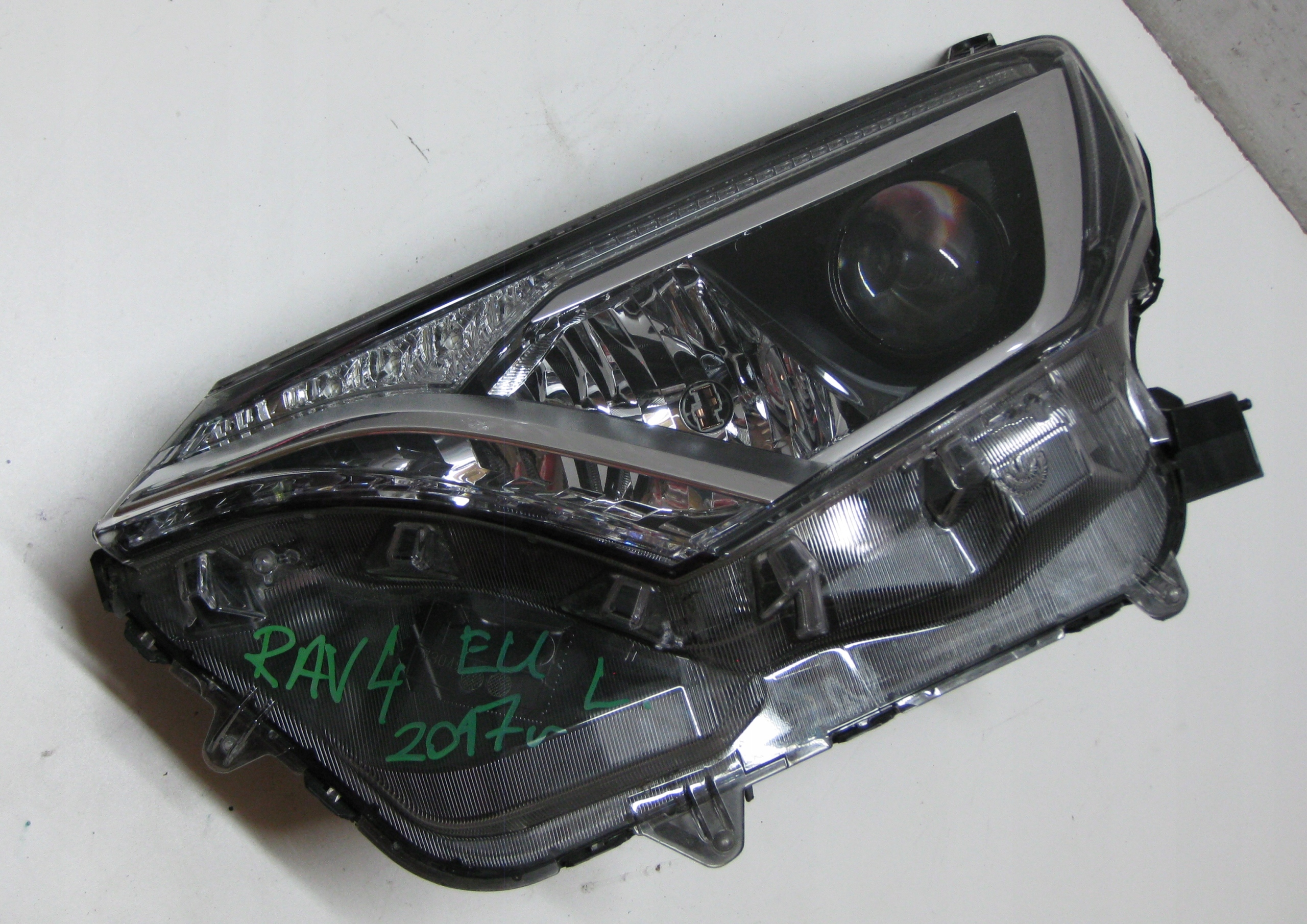 TOYOTA RAV 4 17R light left front EU