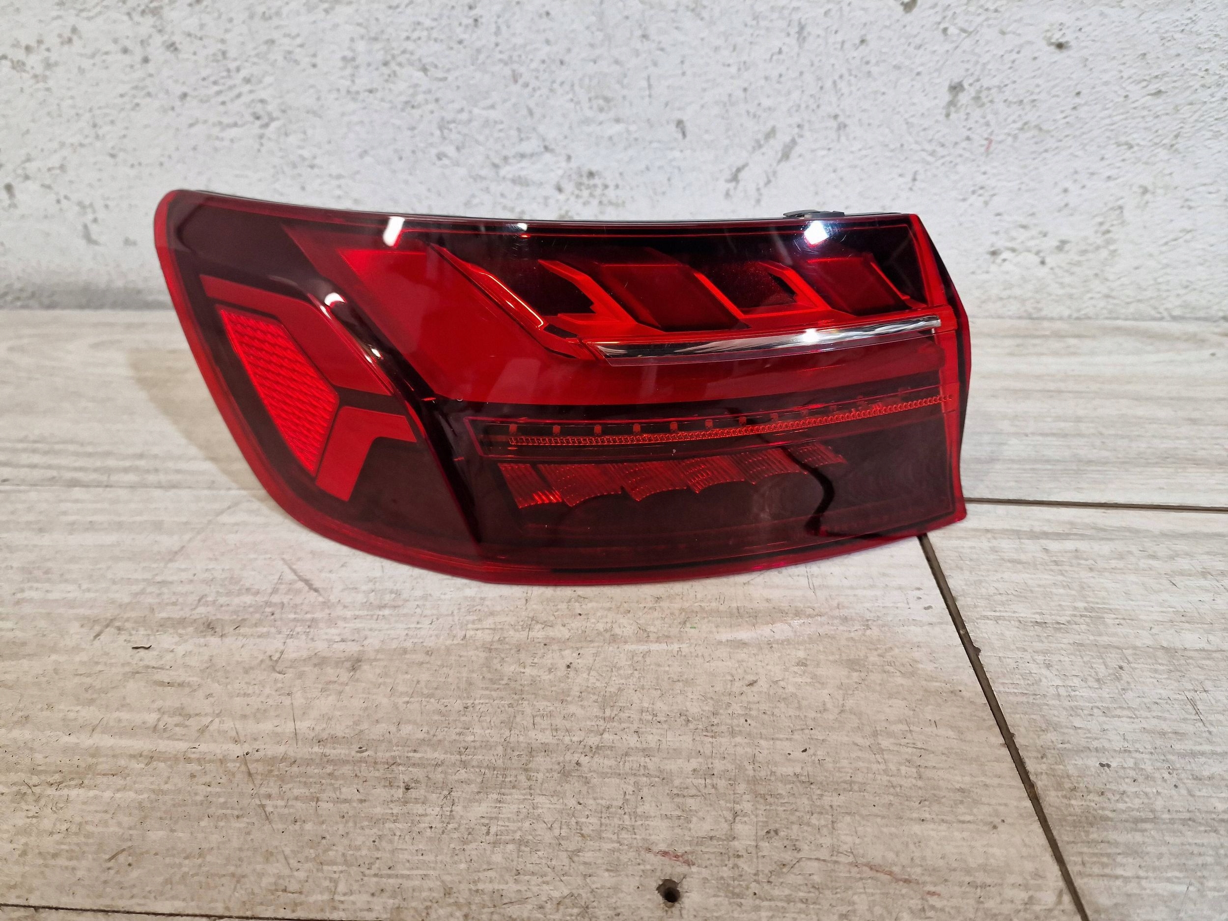 AUDI A4 B9 LIFT KOMBI LAMPA LEWA TYLNA 8W9945091AA