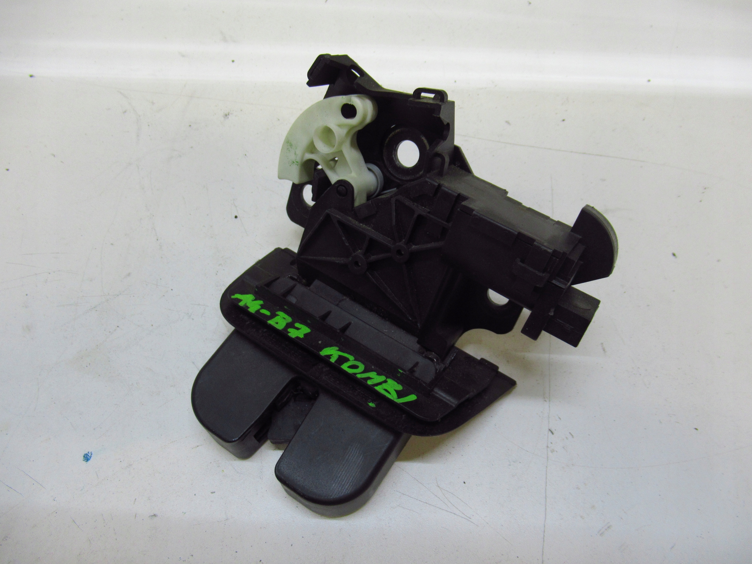 AUDI A4 B7 KOMBI lock bonnet boot 8E9827520A