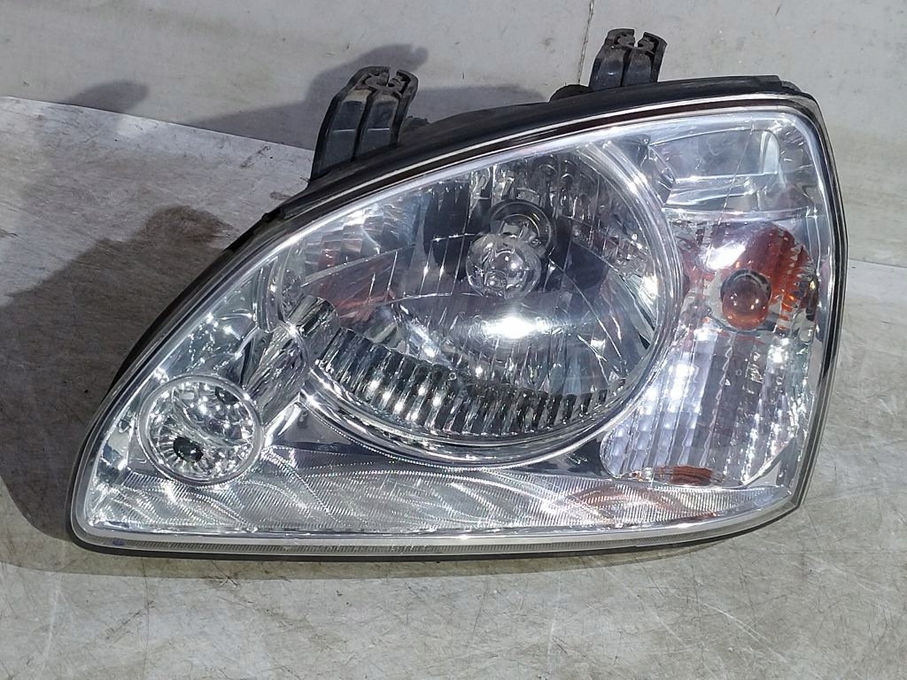 Kia Carens II 2 light left front front