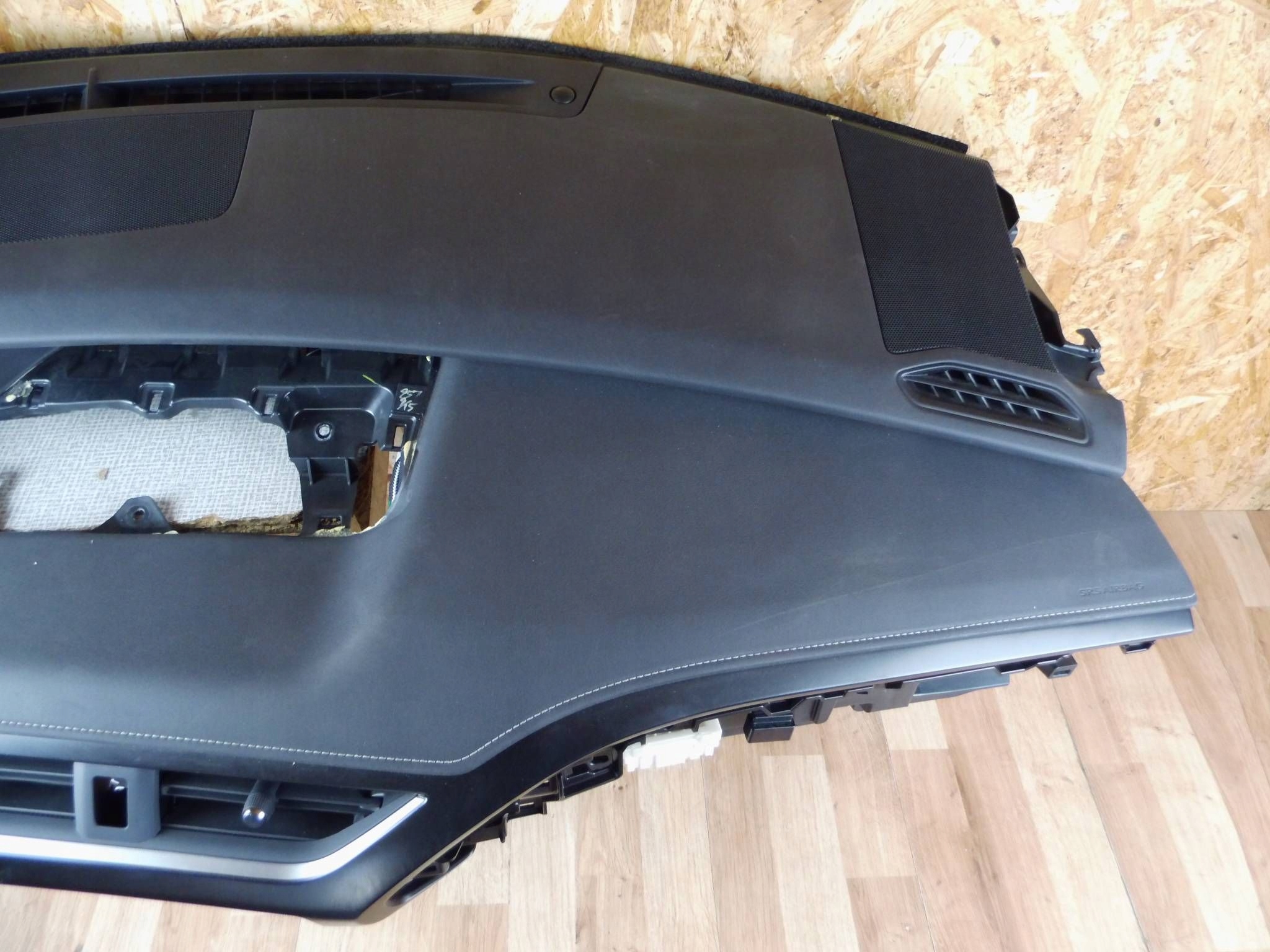Lexus UX palubna doska kokpit airbag spolujazdca