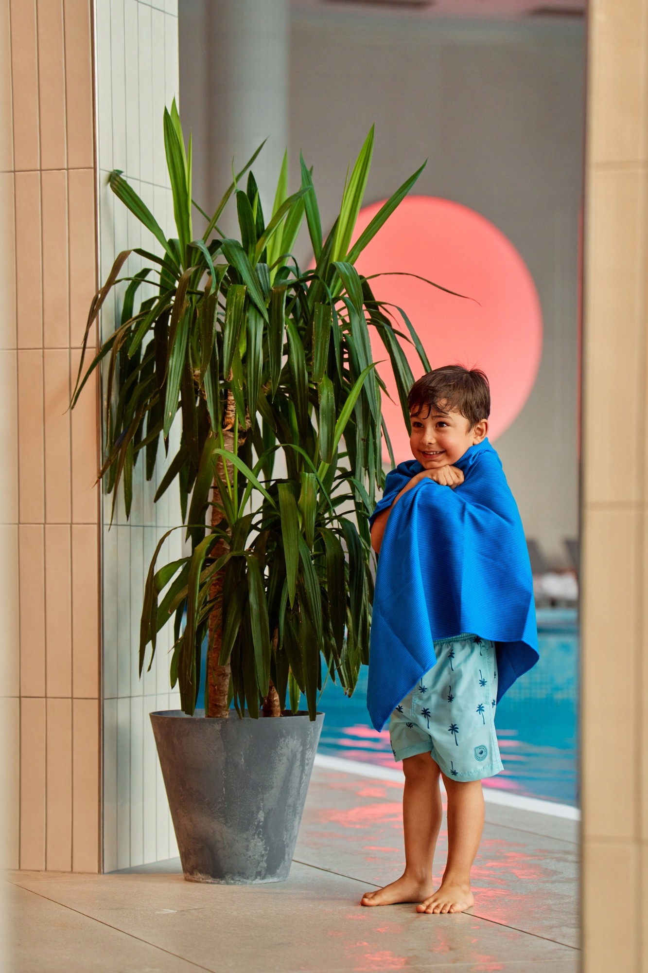 AQUAWAVE RĘCZNIK BASENOWY PLAŻOWY SZYBKOSCHNĄCY TRENINGOWY FENN M 80x130 Kolor dominujący odcienie niebieskiego