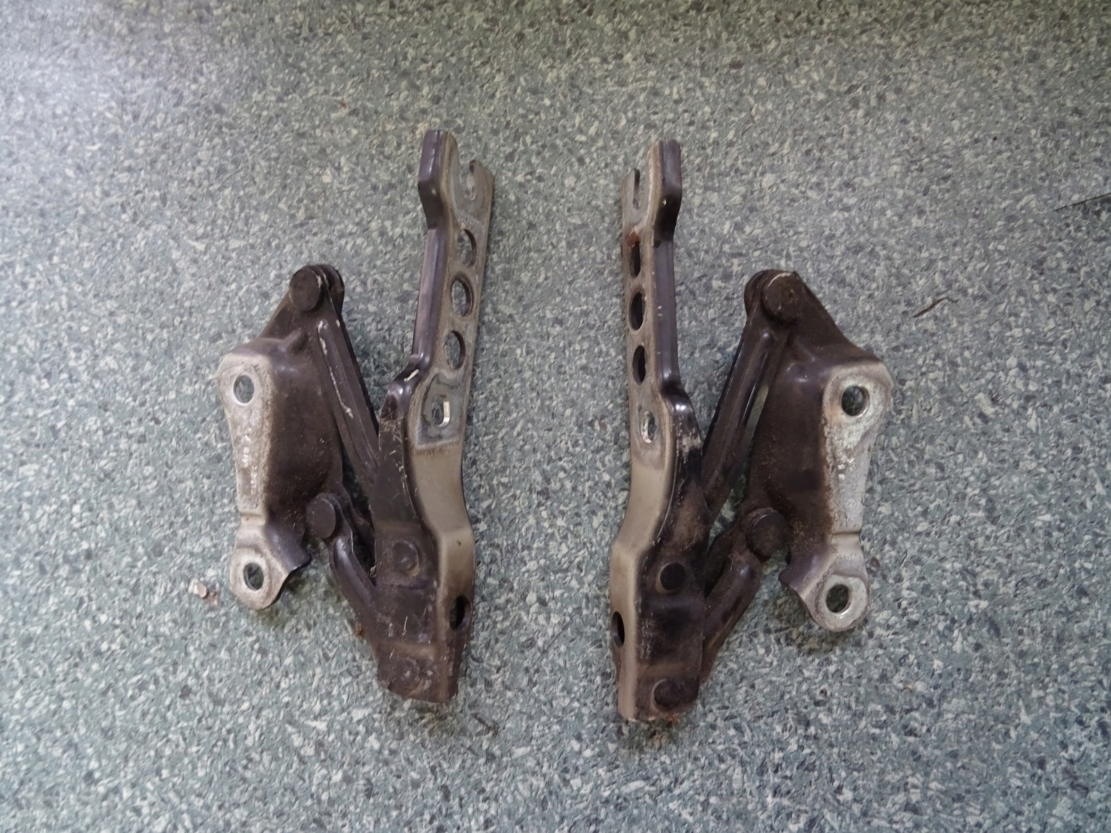 3T0823301B 3T0823302B - SKODA SUPERB 2 II ПЕТЛИ КАПОТА ЛЕВЫЙ И ПРАВЫЙ