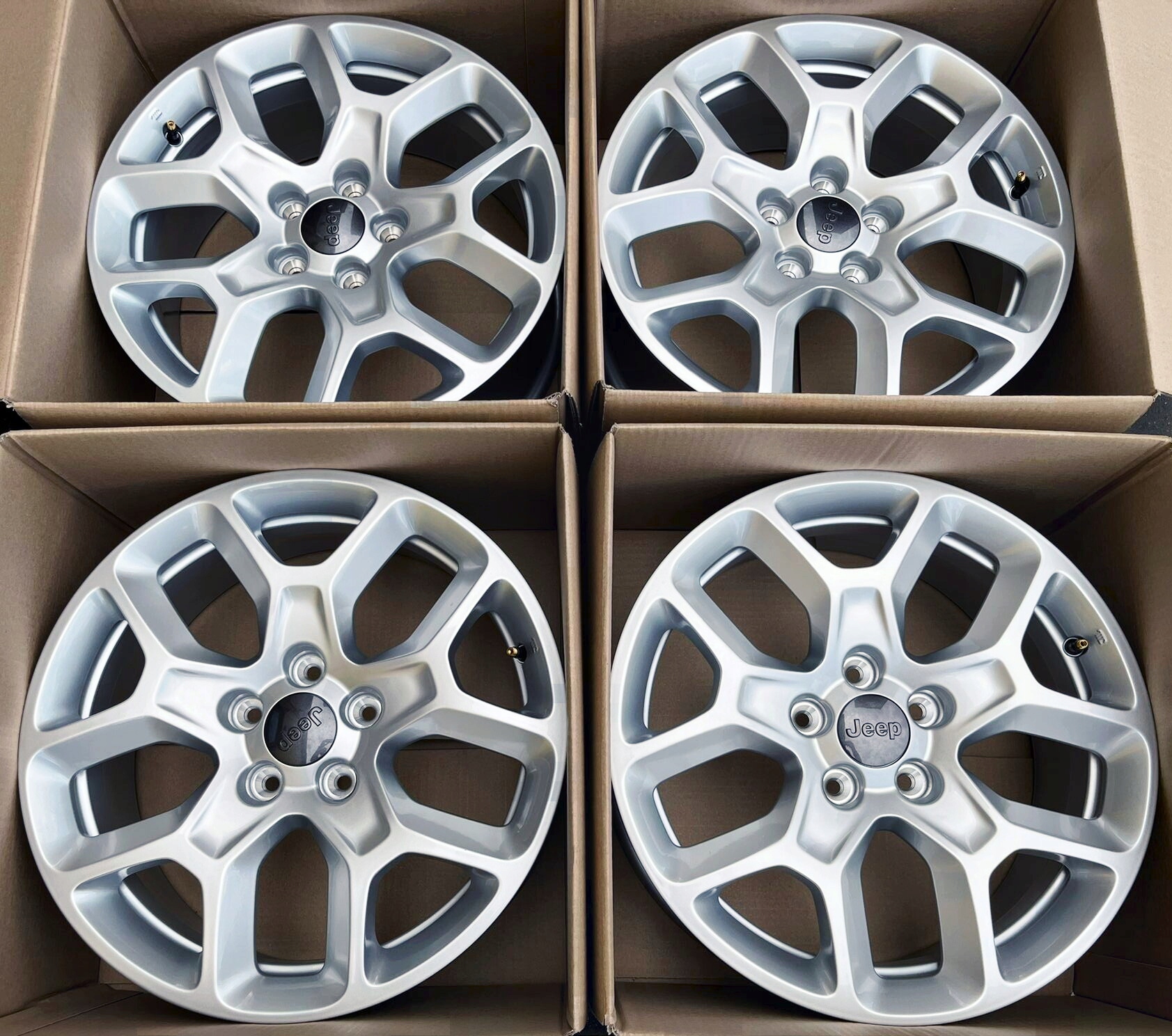 4x NOWE Felgi OE JEEP RENEGADE COMPASS 7x17 5x110 ET40 735577525 + TPMS