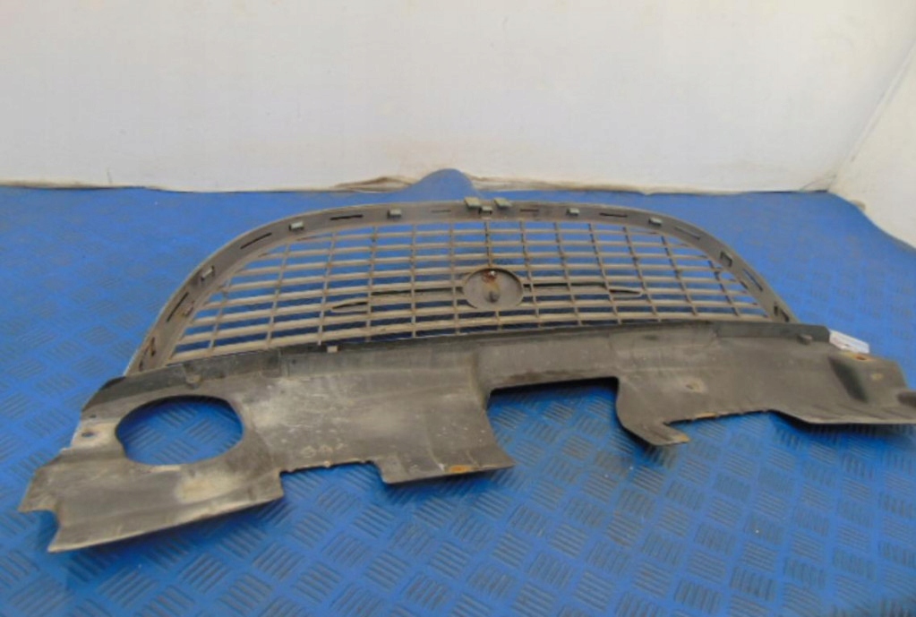 CHRYSLER Voyager IV решетка радиатора