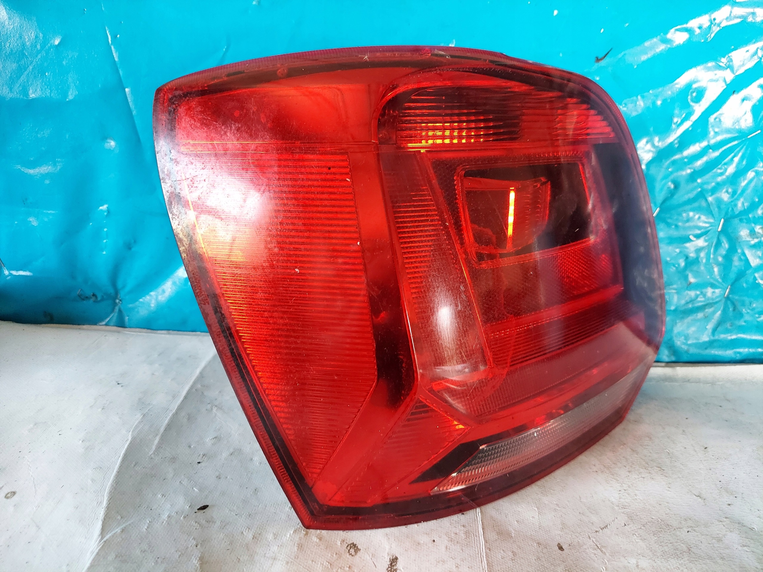 light POLO V 6R0945095 left rear part