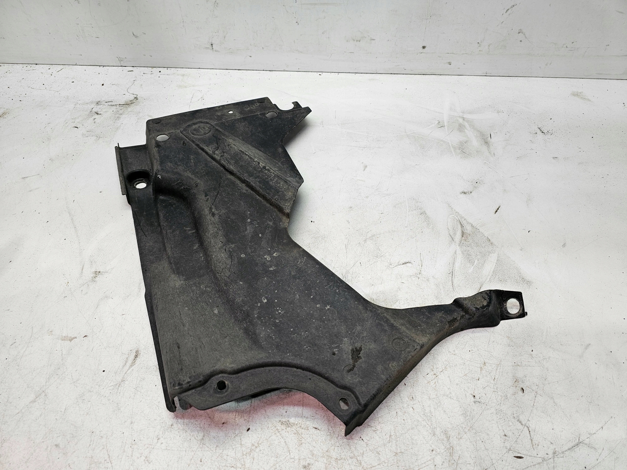 cover chassis AUDI A4 B6 B7 right rear part 8E0825216T