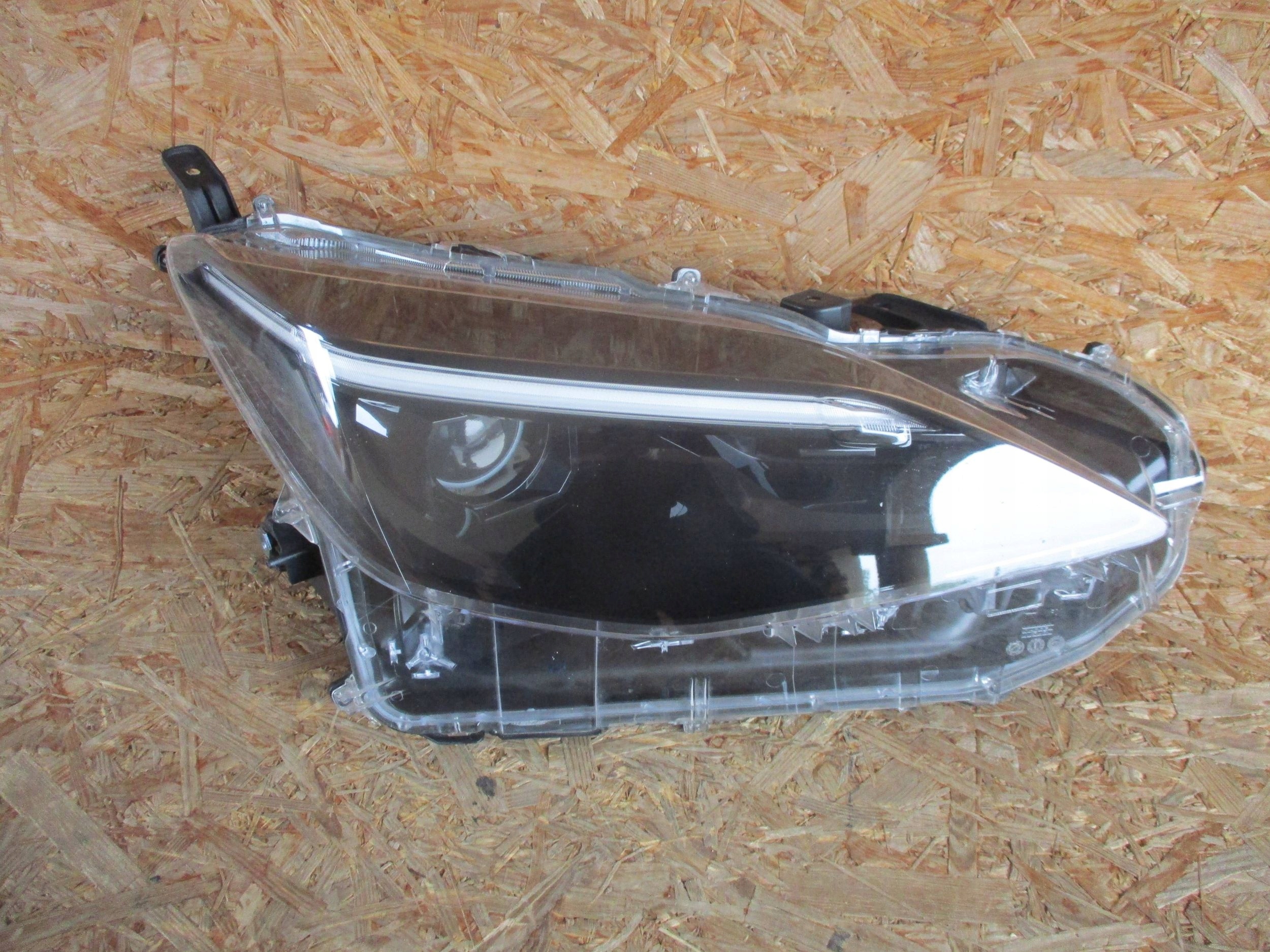 light front front right TOYOTA YARIS CROSS