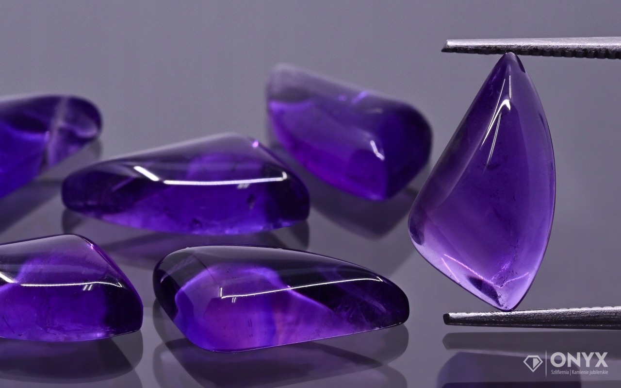 Ametyst A kabošon Levý nepravidelný 14,5x8 mm