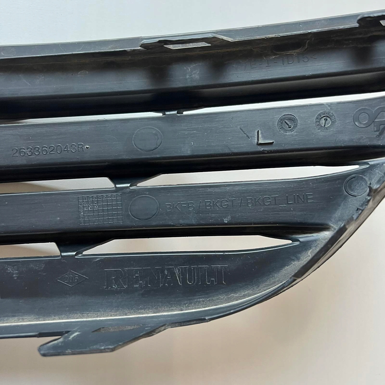 RENAULT MEGANE IV 4 16-20 grid left W bumper 263362043R
