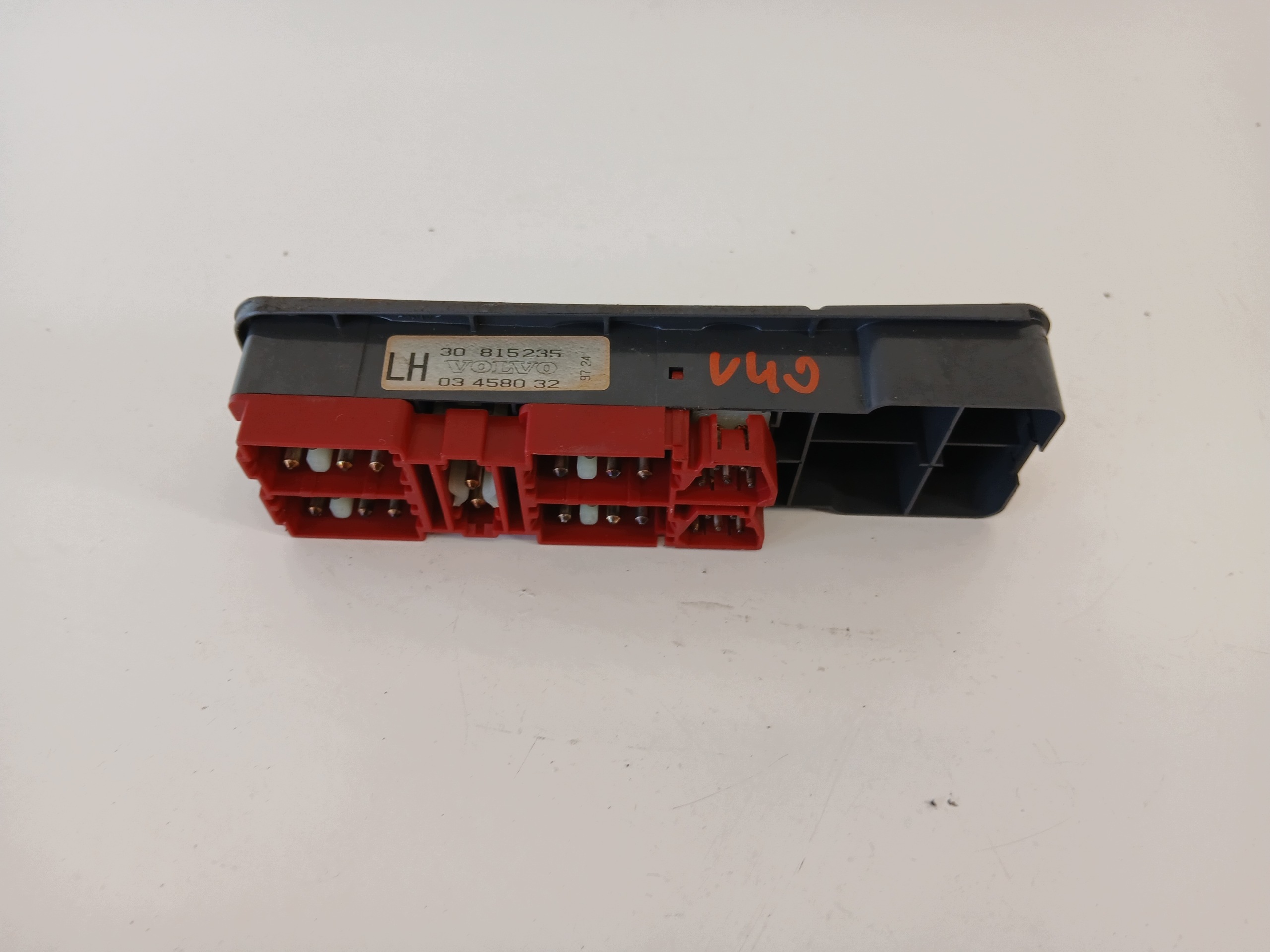 VOLVO V40 S40 a PANEL okna levý předek 30815235