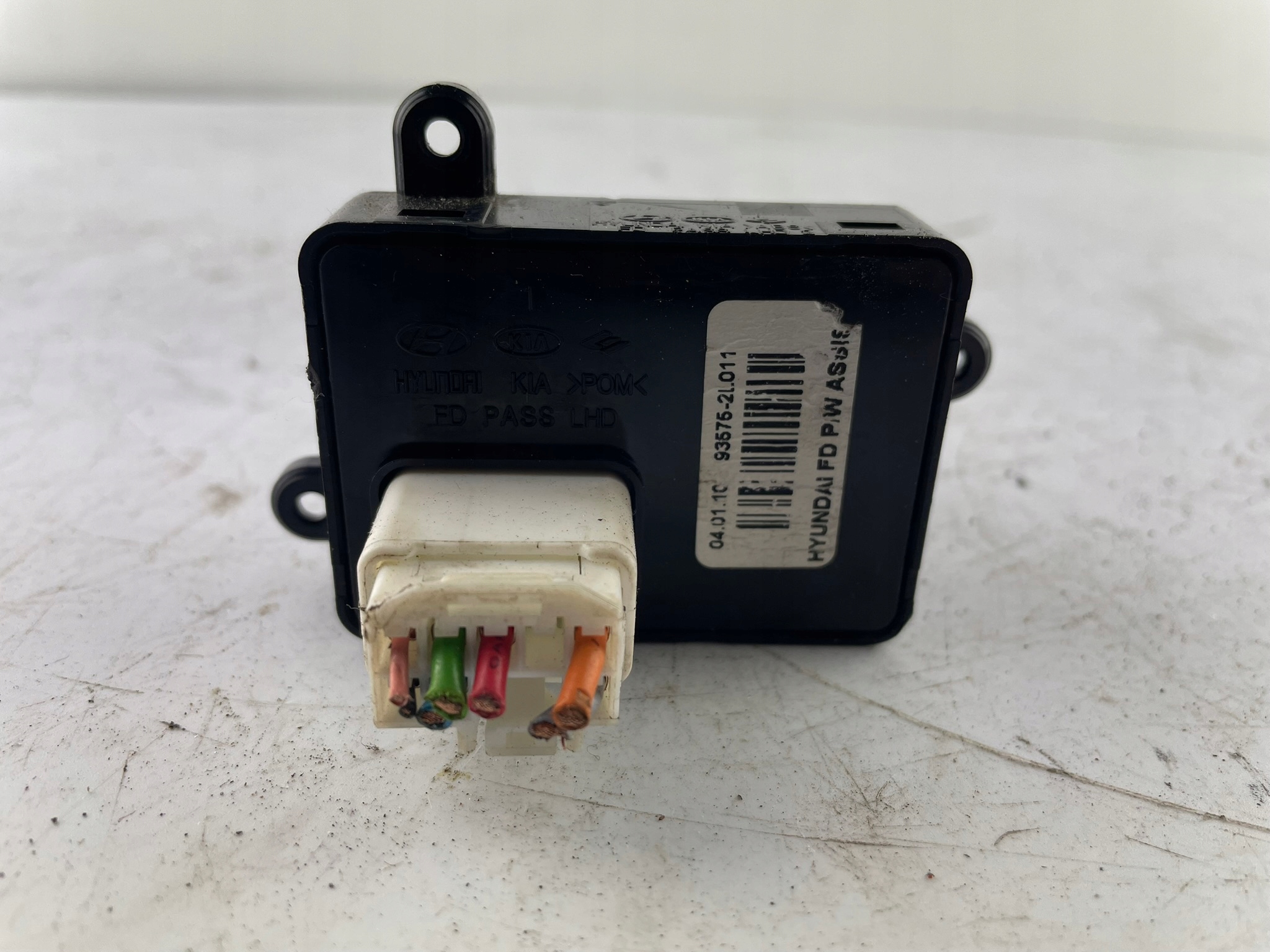 switch lifting of the window Hyundai i30 FD 93575-2L011 front right