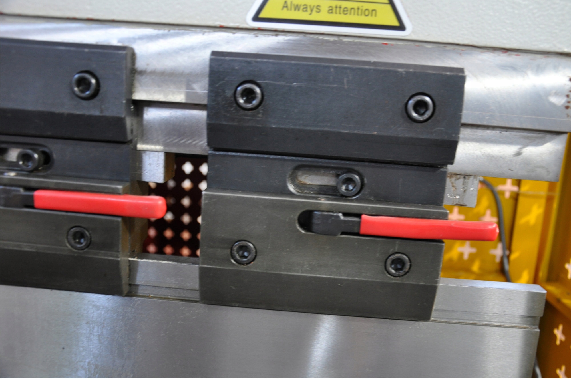 HYDRAULICZNA PRASA KRAWĘDZIOWA CNC KRAWĘDZIÓWKA 60x1600 STEROWNIK ESTUN E21 Rodzaj prasa