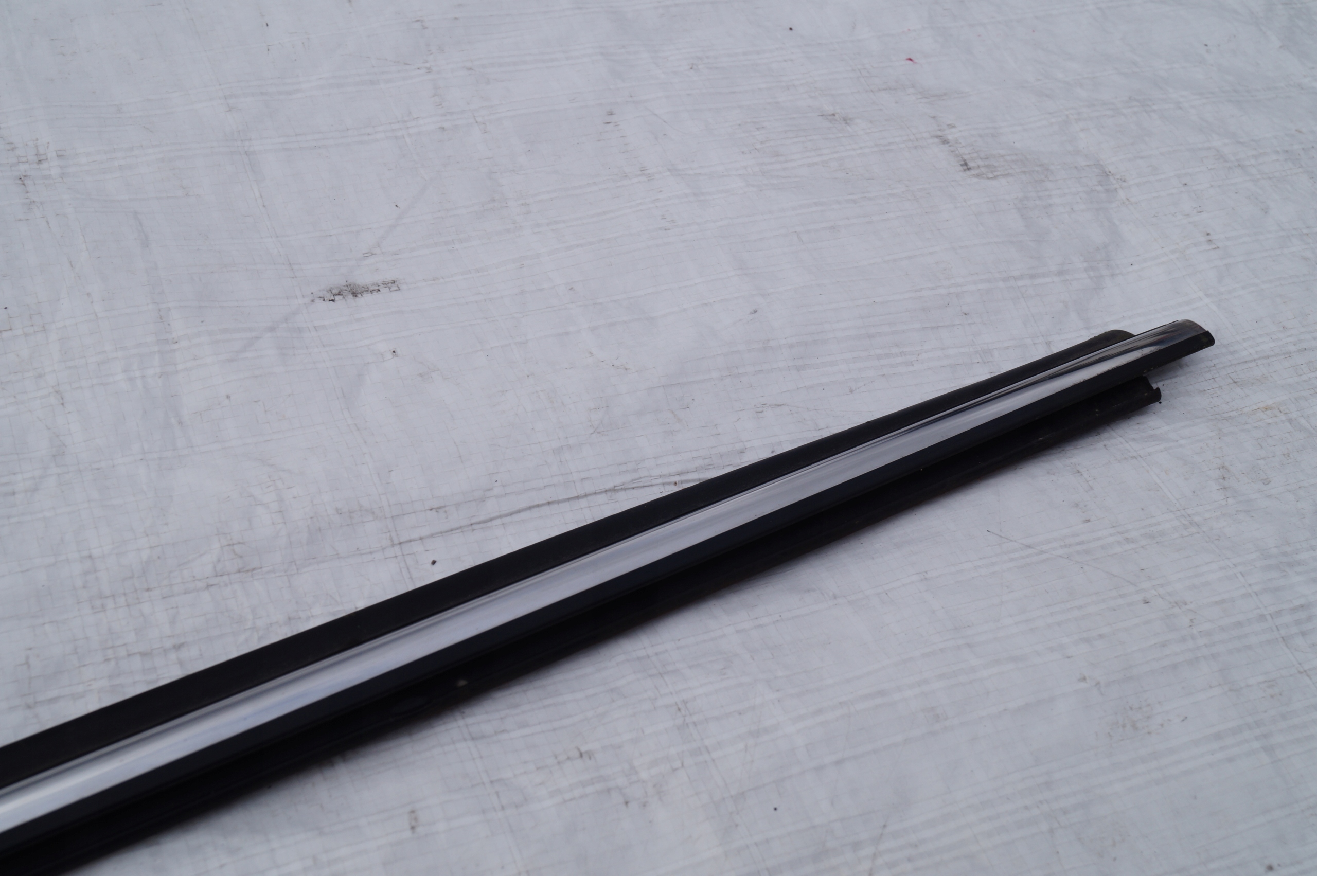 moulding dust CHROM front right TOYOTA HIGHLANDER II 2 2010 - 2013