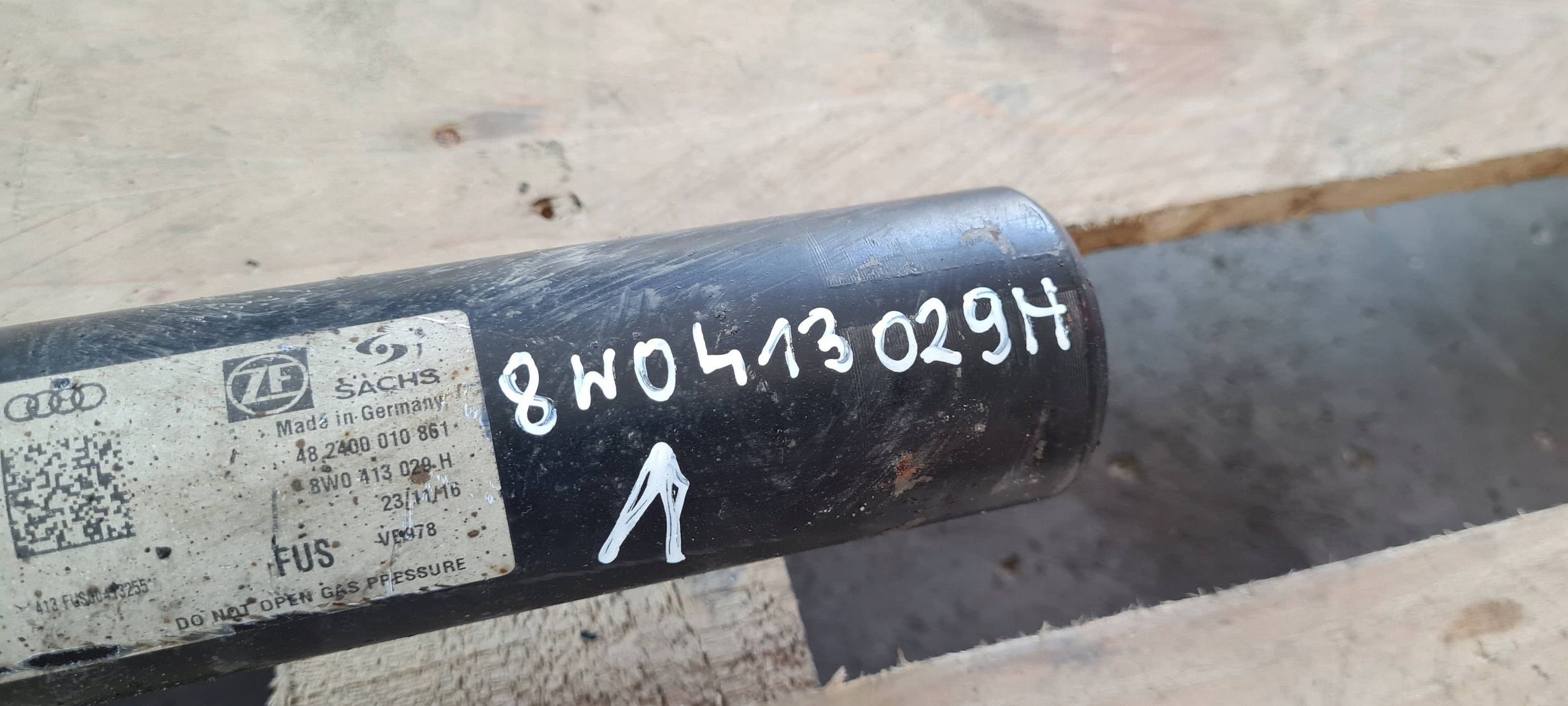 S4 B9 8W A4 shock absorber front front spring 8W0413029H A5 8W S5