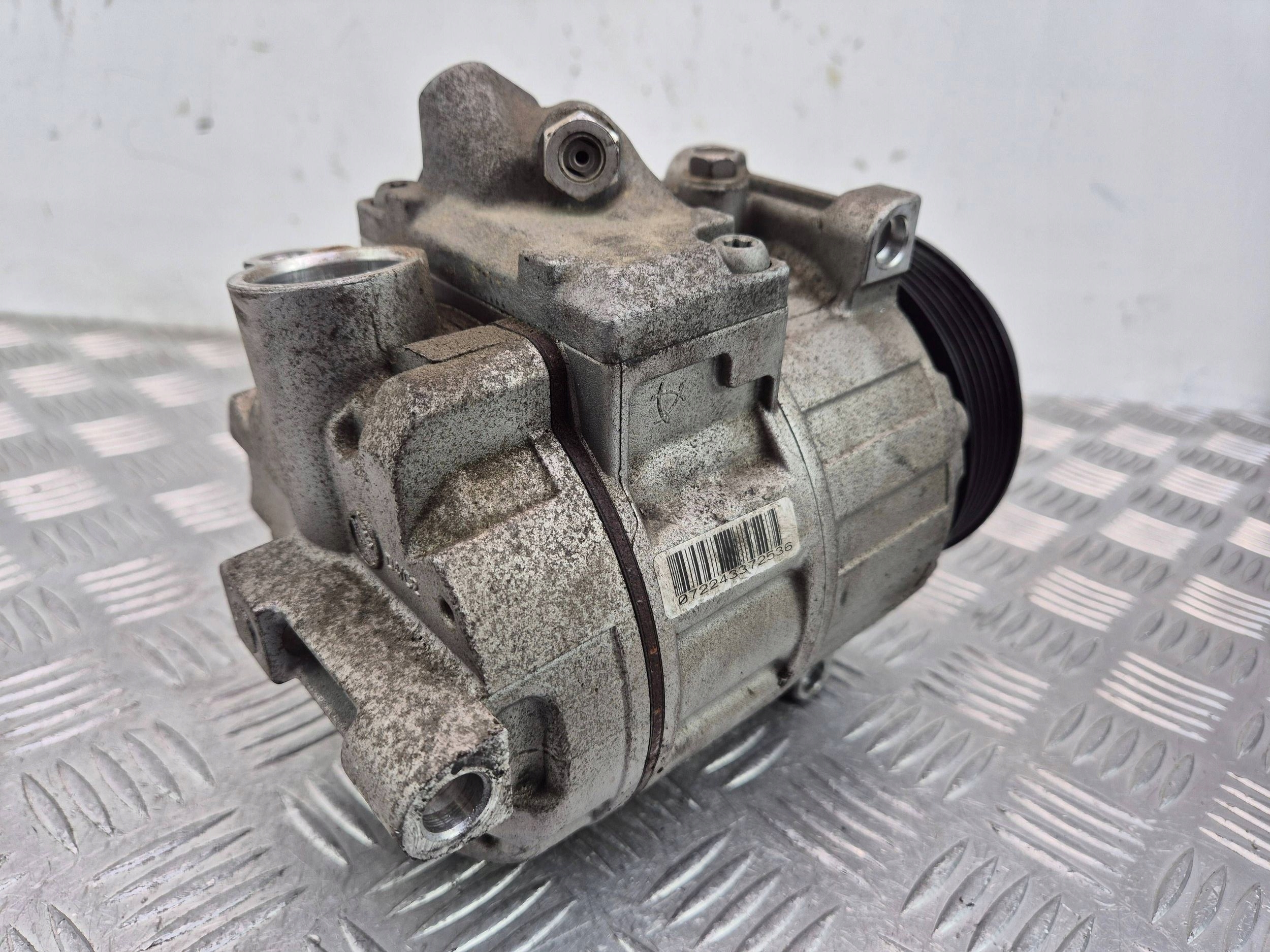 Mercedes C200 CGI W204 compressor; compressor of the air conditioning A0008307800