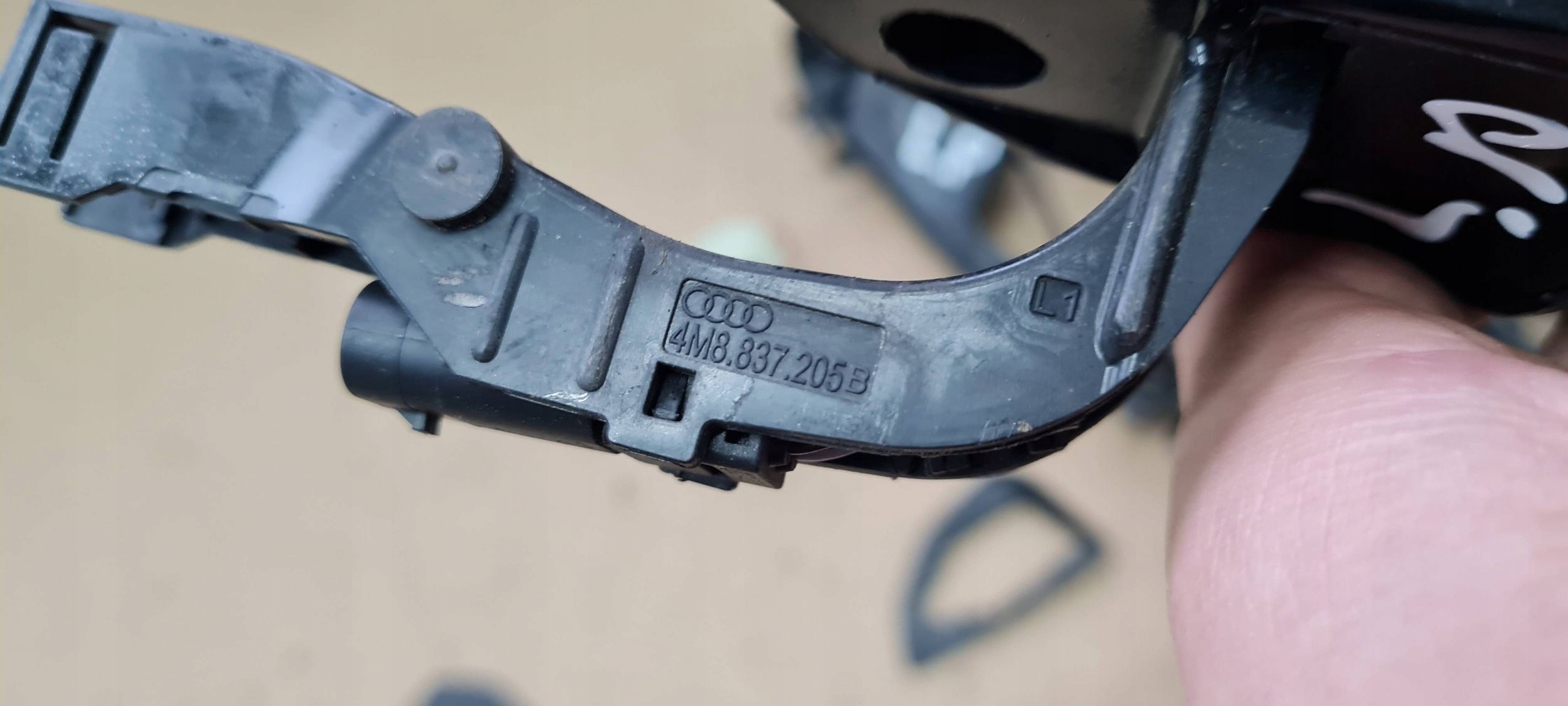 A6 C8 4K S6 handle left left rear part rear support below KEYLESS LY9B 4M8837205B