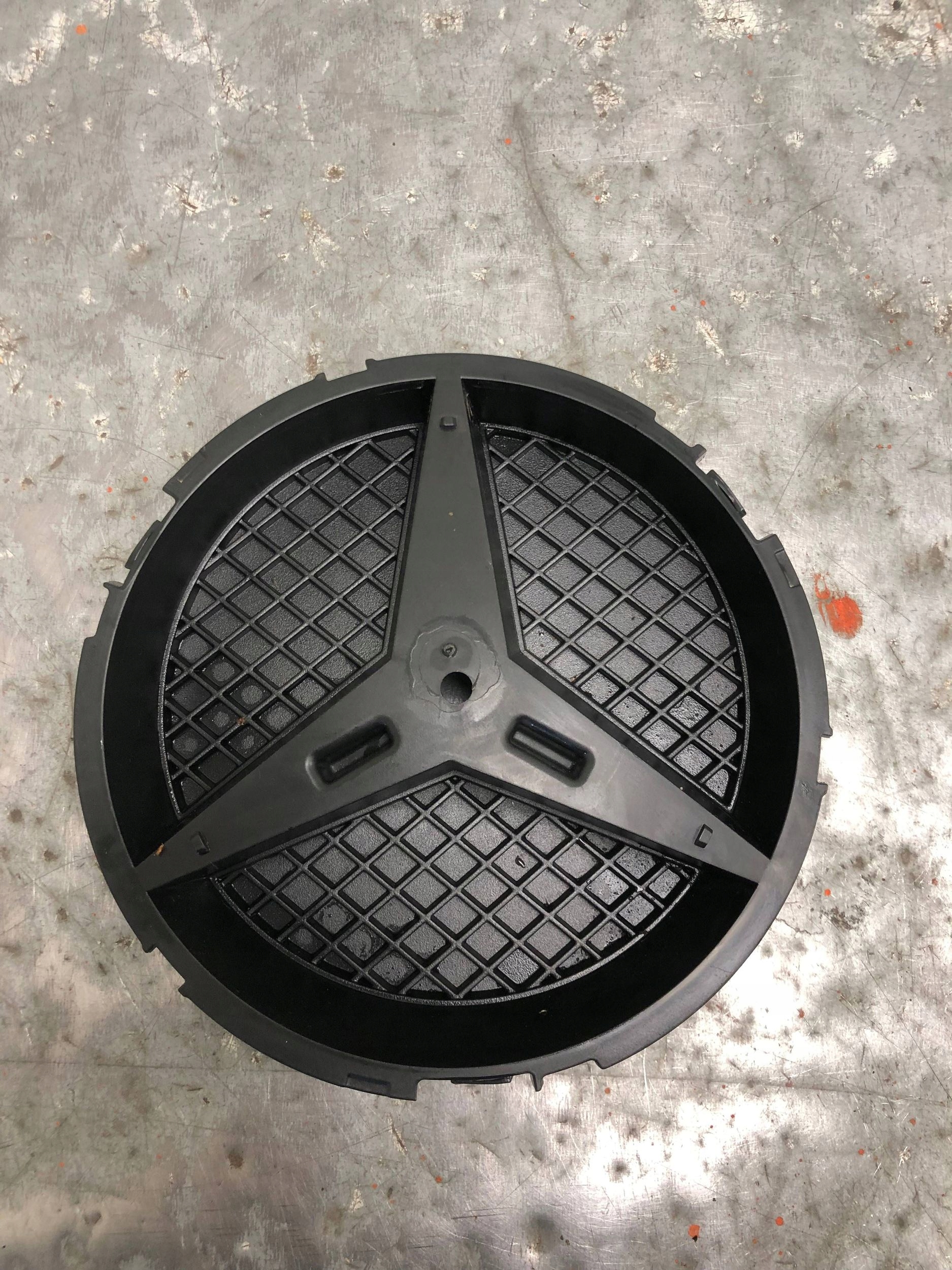holder ZNACZKA front MERCEDES A0008880060
