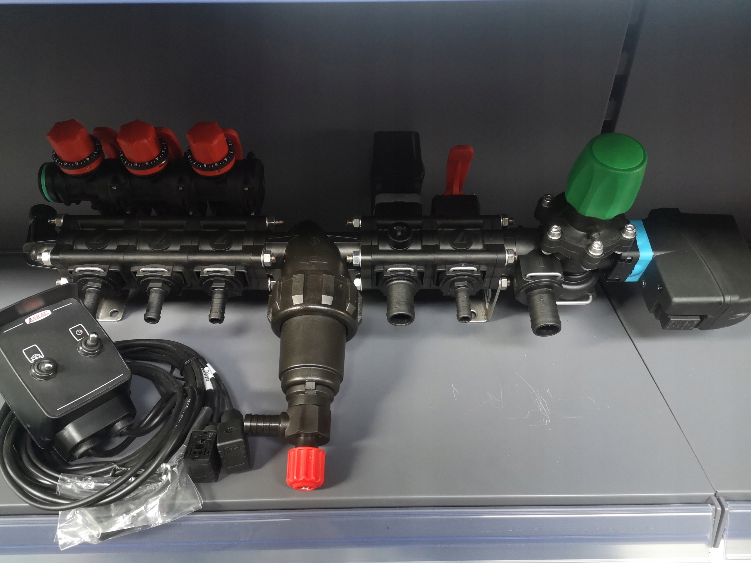 999999999 - Сплиттер для распылителя 3 секции + вкл / выкл ARAG