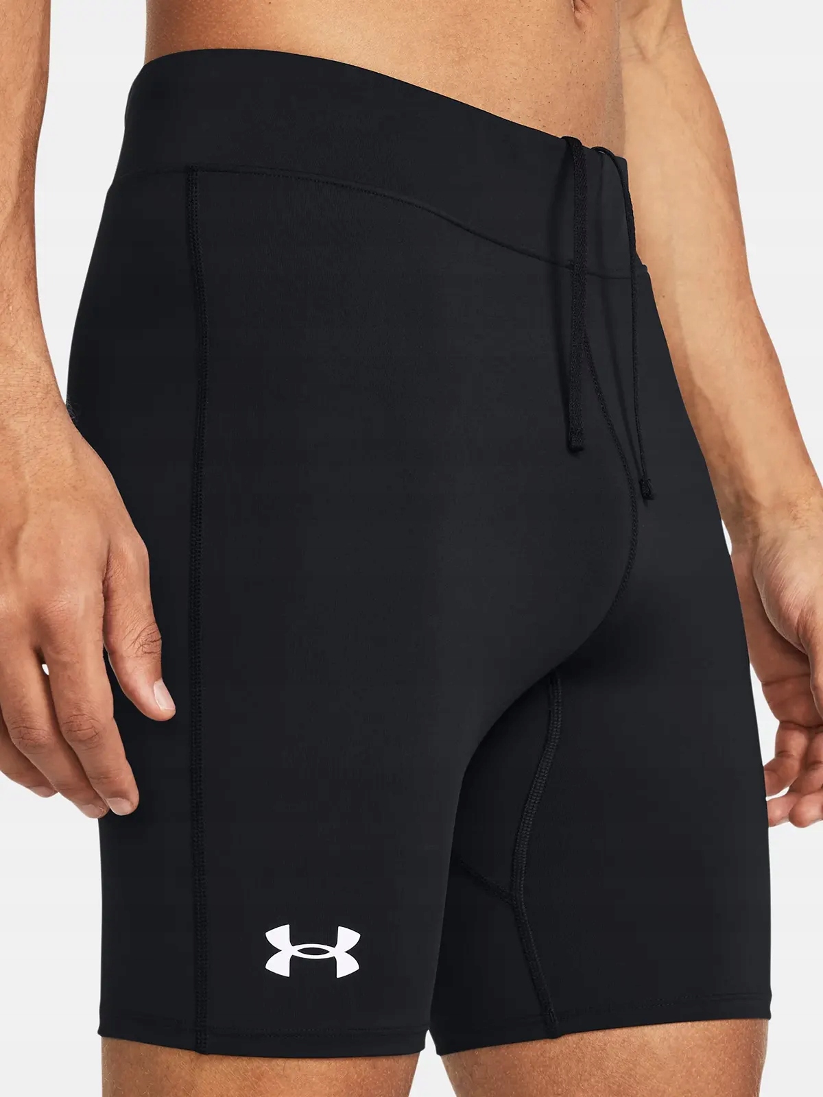 KRÓTKIE SPODENKI MĘSKIE UNDER ARMOUR LEGGINSY SPORTOWE TRENINGOWE 1384546 Kod producenta 1384546-001