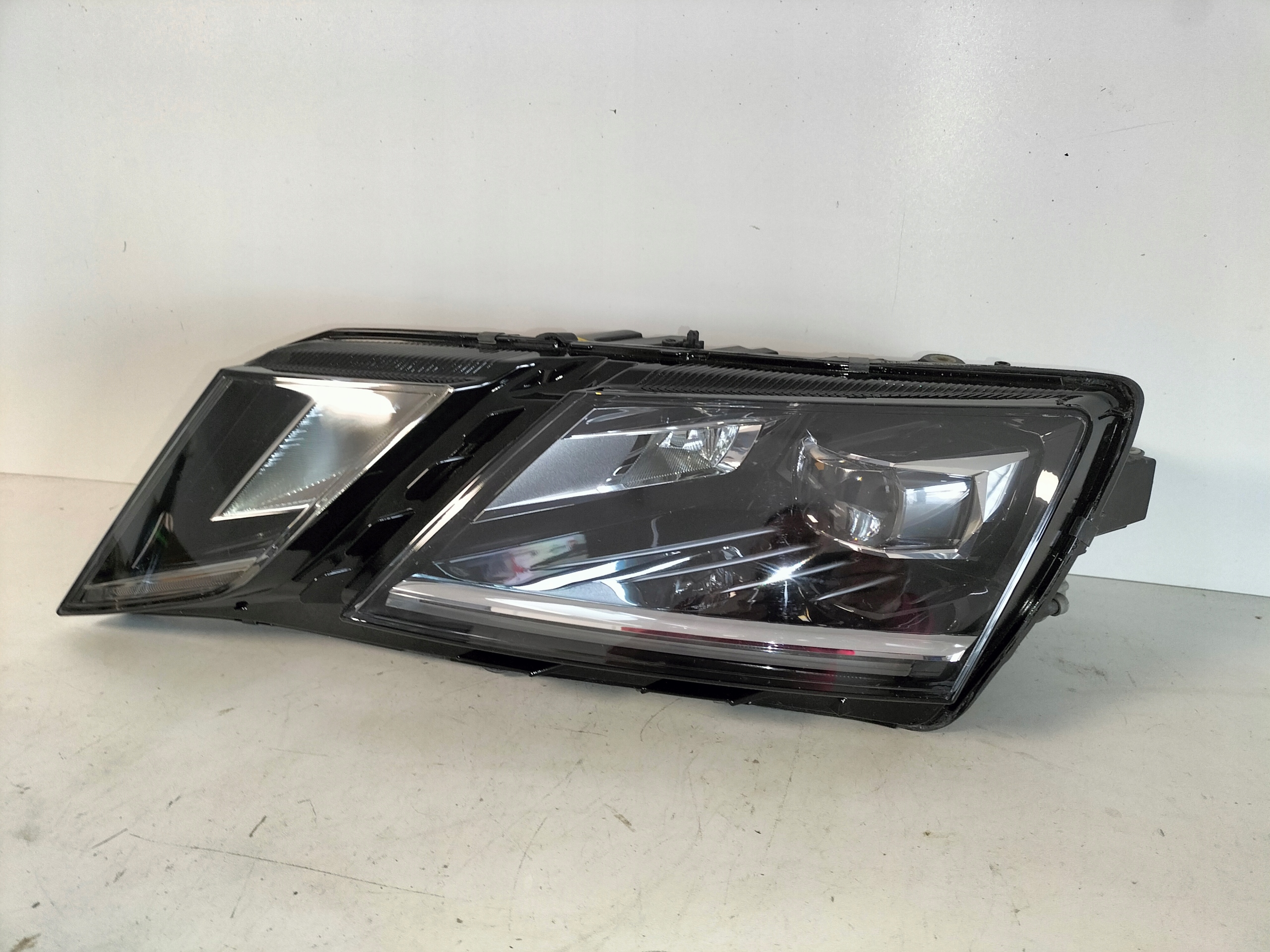light front reflektor left SKODA OPCTAVIA 3 III LIFT 17-20 FULL LED