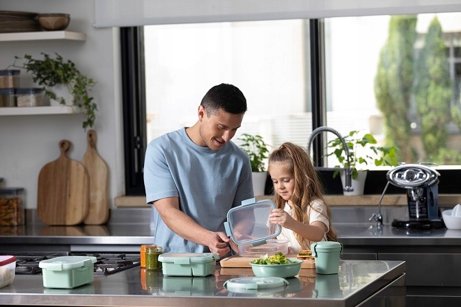 POJEMNIK NA ŻYWNOŚĆ Z POKRYWĄ USZCZELKA EKO CURVER Pojemność 700 ml