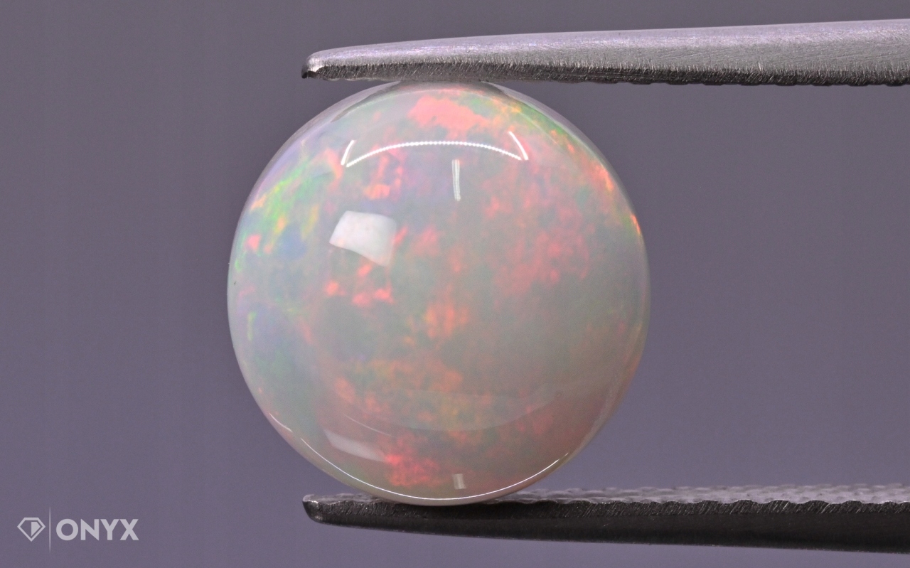 Opál z Etiopie kabošon kulatý o průměru 10 mm