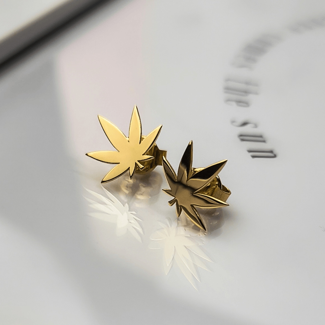 Zlaté náušnice s listem – pr. 585