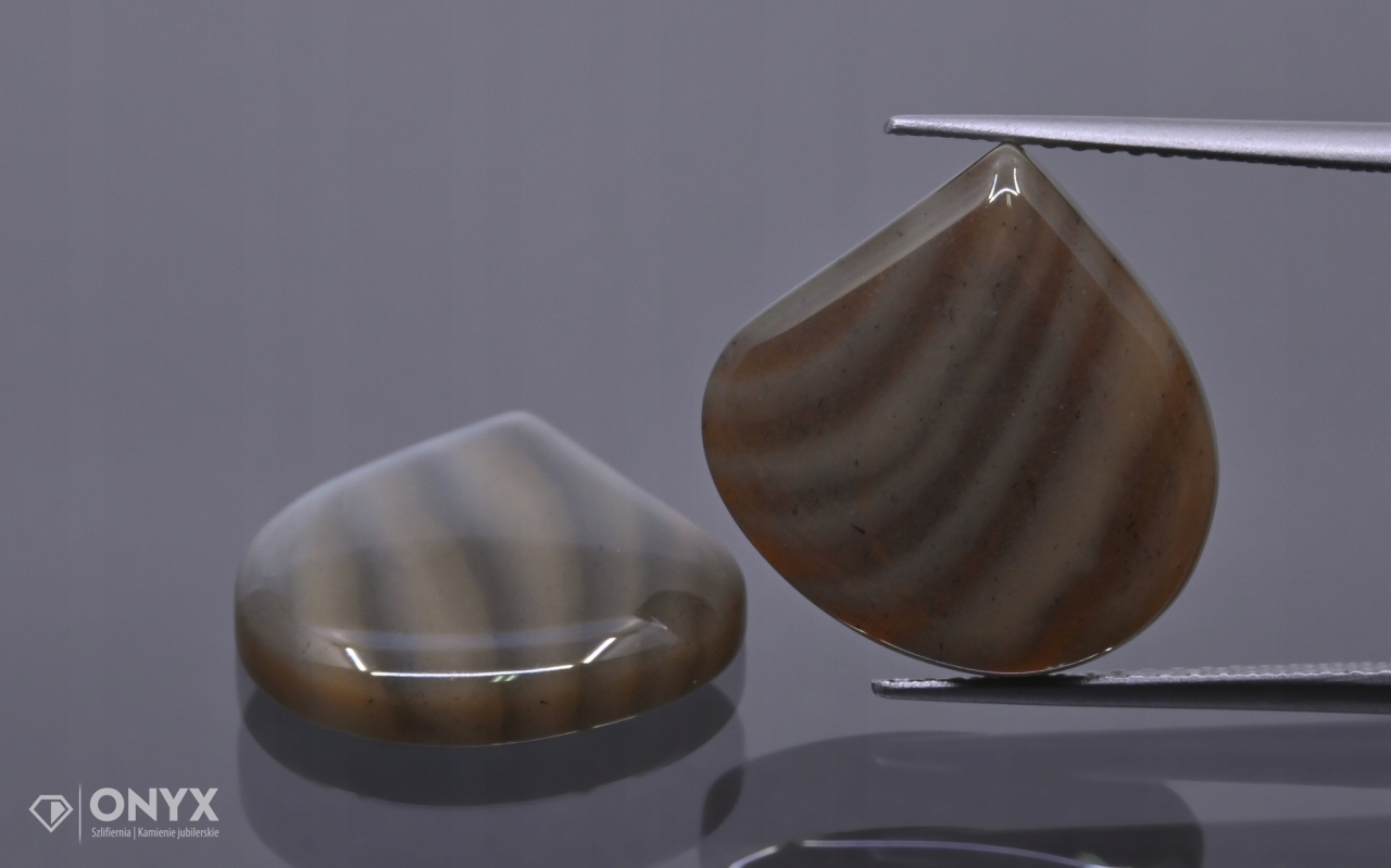 Křemík pruhovaný nízký kabošon Pár nepravidelný 15,5x15,5 mm